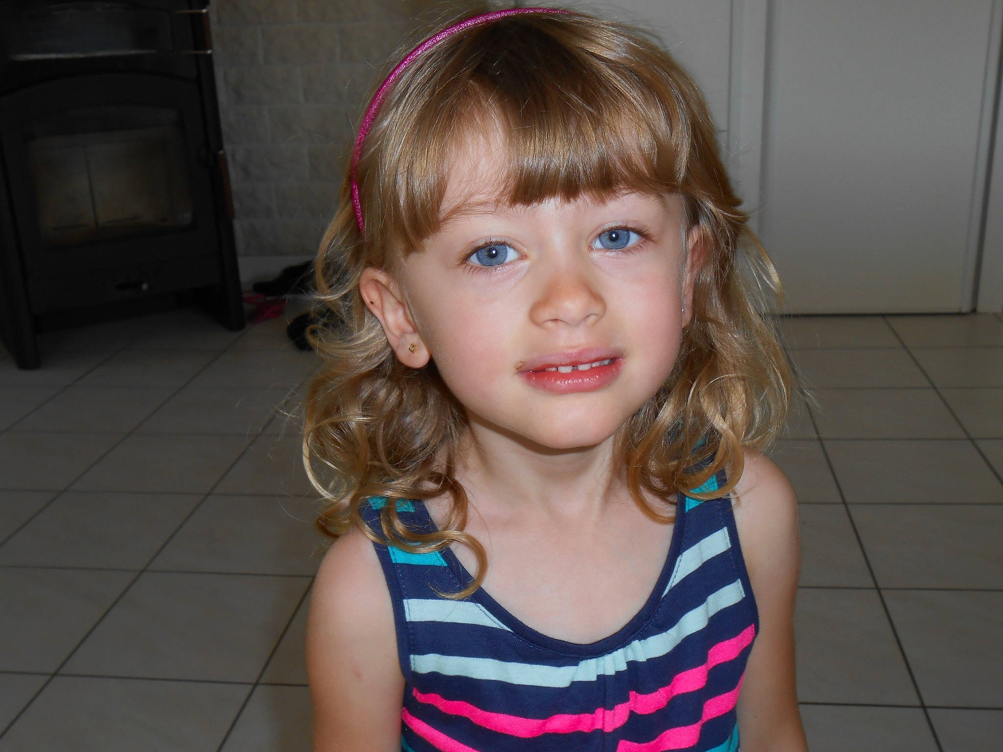 Lili participe au concours pour gagner de l'argent avec cette photo : bangs, cheek, clothing, ear, eyebrow, eyelash, face, facial_expression, fun, hair, hairstyle, happy, head, iris, joy, lip, neck, nose, organ, person