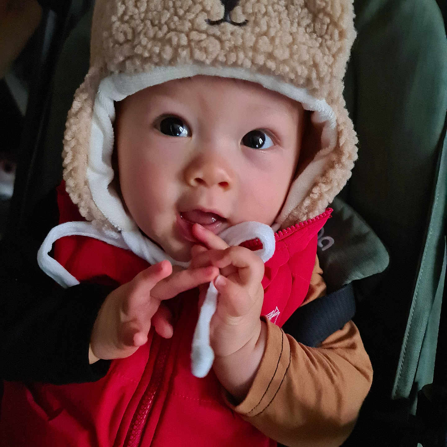 Mikel participe au concours pour gagner de l'argent avec cette photo : baby, bodypart, bonnet, cap, clothing, coat, face, finger, hand, hat, head, hood, hoodie, jacket, knitwear, person, photography, portrait, sweater, sweatshirt
