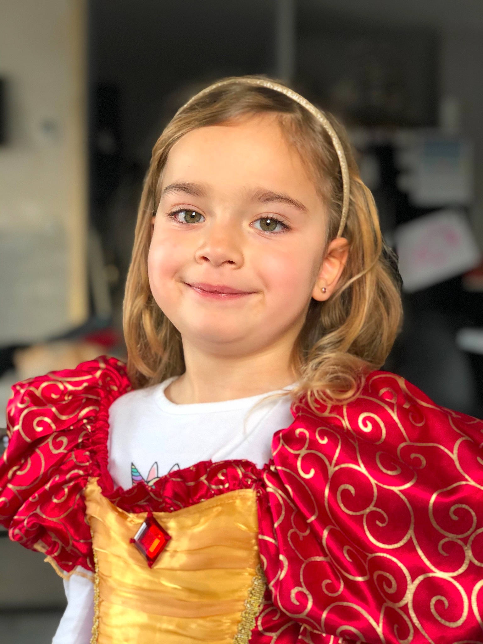 Heïva a rejoint le concours — aidez-le/la à gagner de superbes lots ! blond, brown_hair, child_model, day_dress, embellishment, face, hairstyle, joy, makeover, person, satin, tooth