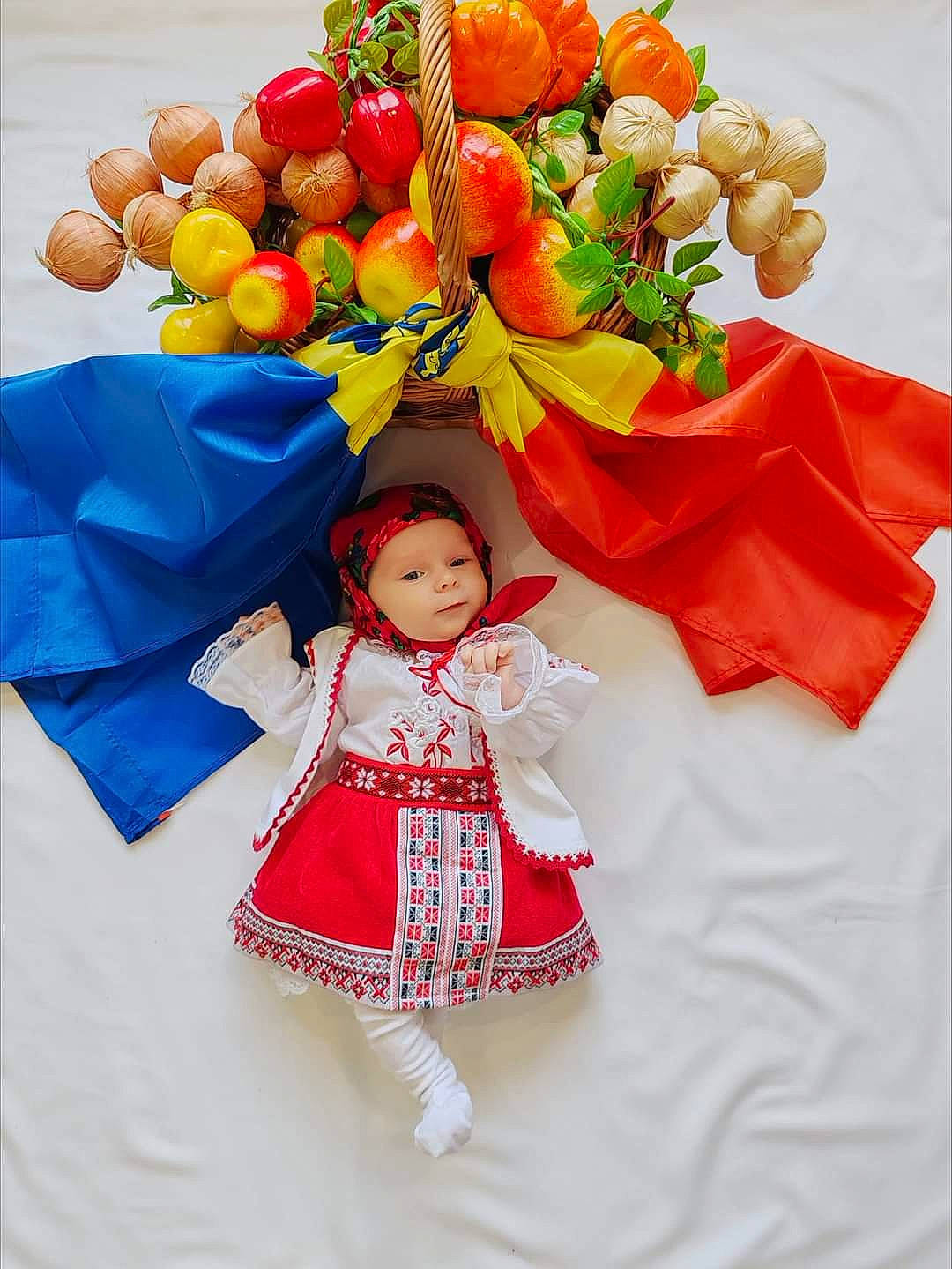 Aylin a rejoint le concours — aidez-le/la à gagner de superbes lots ! baby_toddler_clothing, balloon, bouquet, cut_flowers, dress, event, floristry, flower, flower_arranging, fruit, happy, headwear, natural_foods, orange, party_supply, peach, person, petal, plant, rose
