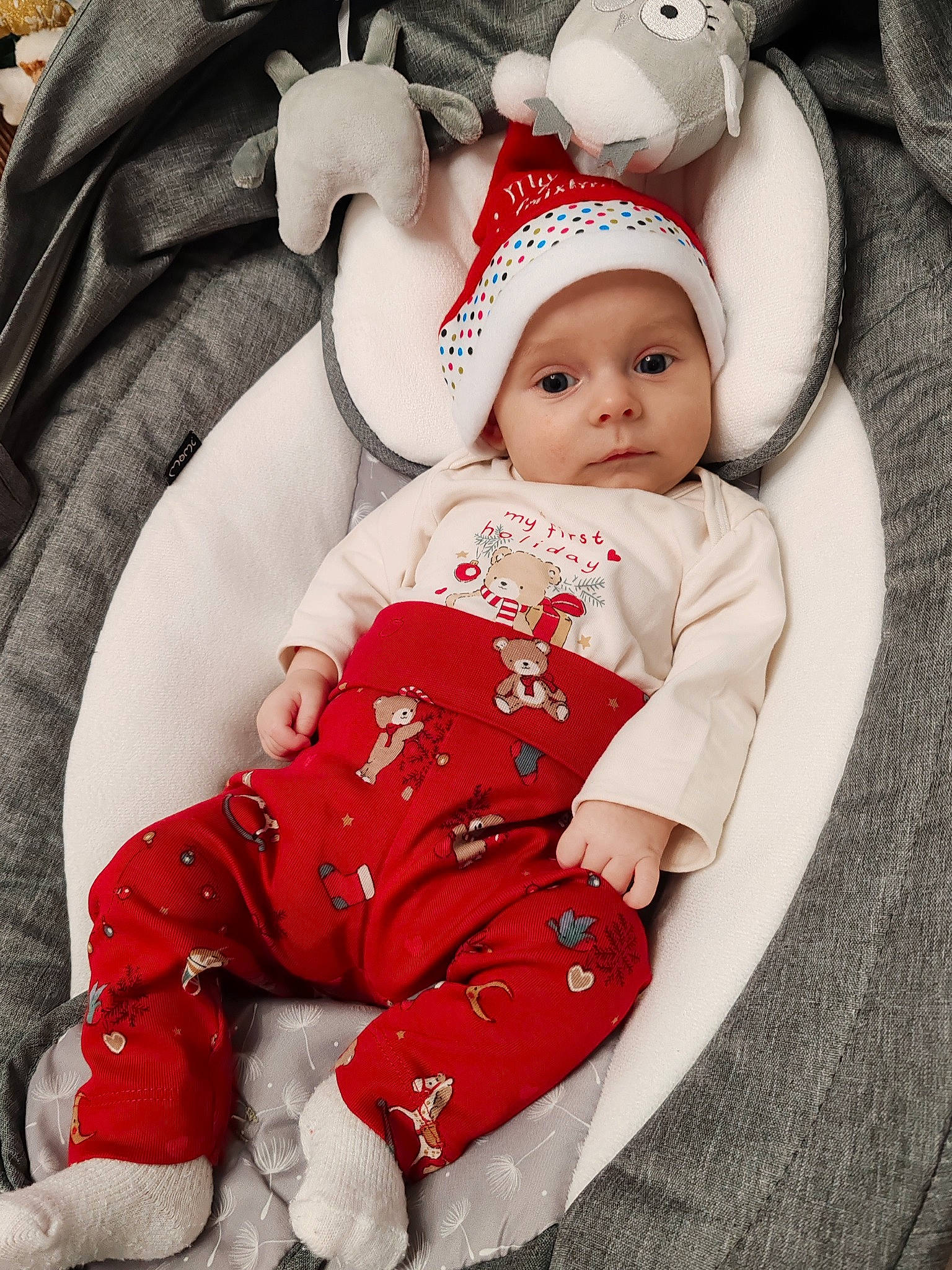 Aylin participe au concours pour gagner de l'argent avec cette photo : baby, baby_products, baby_sleeping, baby_toddler_clothing, cap, carmine, cheek, child, comfort, costume_hat, fashion_accessory, happy, headwear, pattern, person, product, red, sitting, sleeve, textile