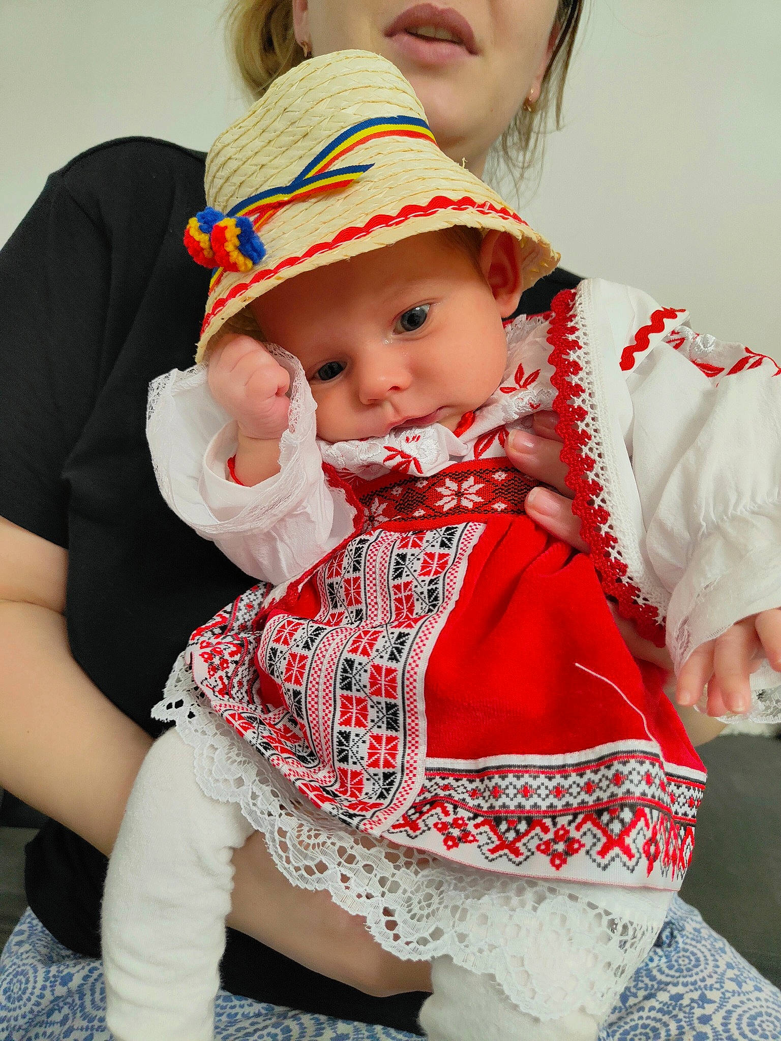 Aylin a rejoint le concours — aidez-le/la à gagner de superbes lots ! abdomen, baby, baby_toddler_clothing, costume_hat, event, fedora, happy, hat, headgear, headwear, human_body, jewellery, pattern, person, pink, red, skin, sleeve, sun_hat, toddler