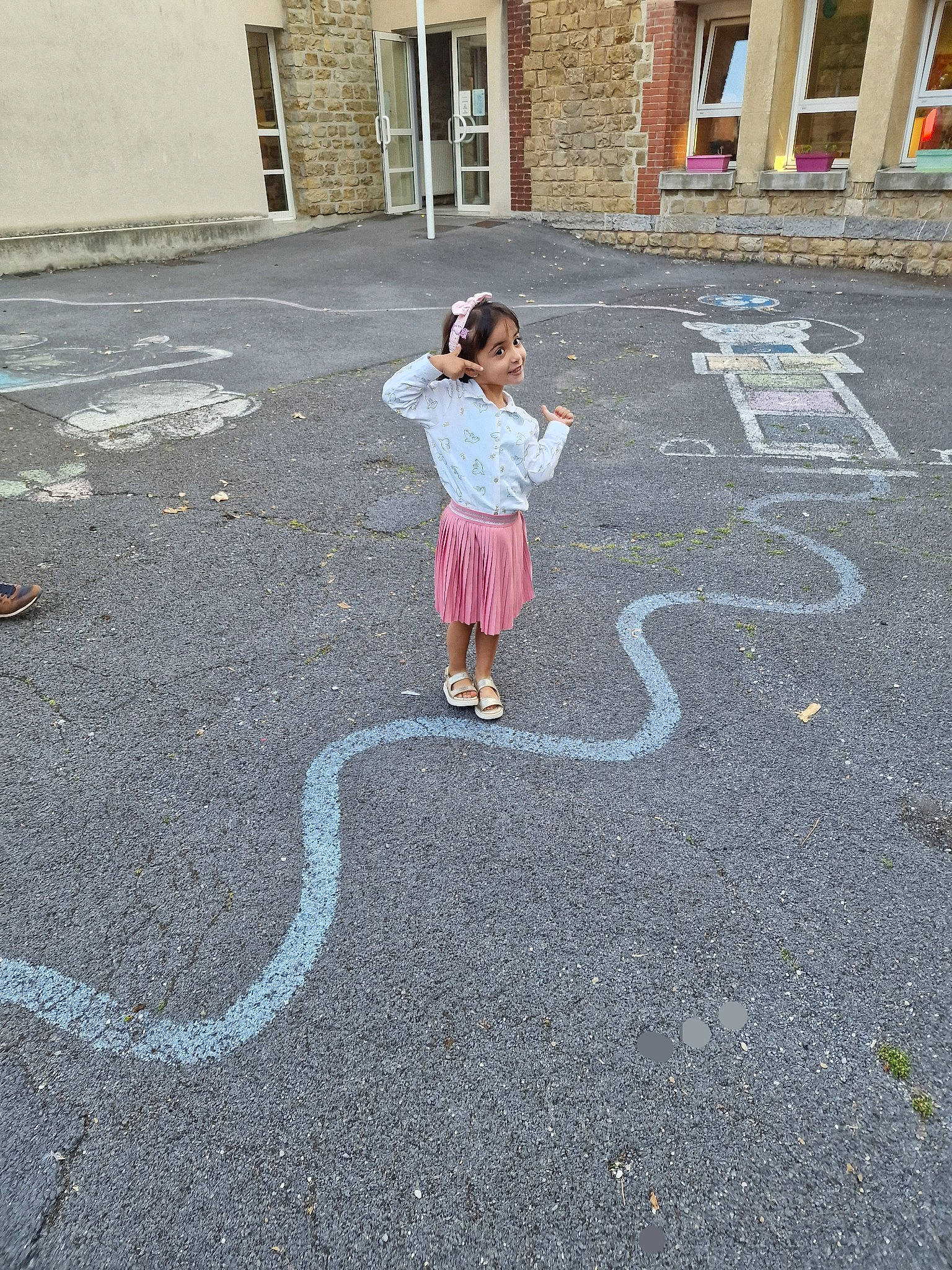 Amélya a rejoint le concours — aidez-le/la à gagner de superbes lots ! asphalt, building, chalk, city, concrete, door, driveway, flooring, grass, joy, lane, pedestrian, person, road, road_surface, shadow, sidewalk, street, tar, toddler