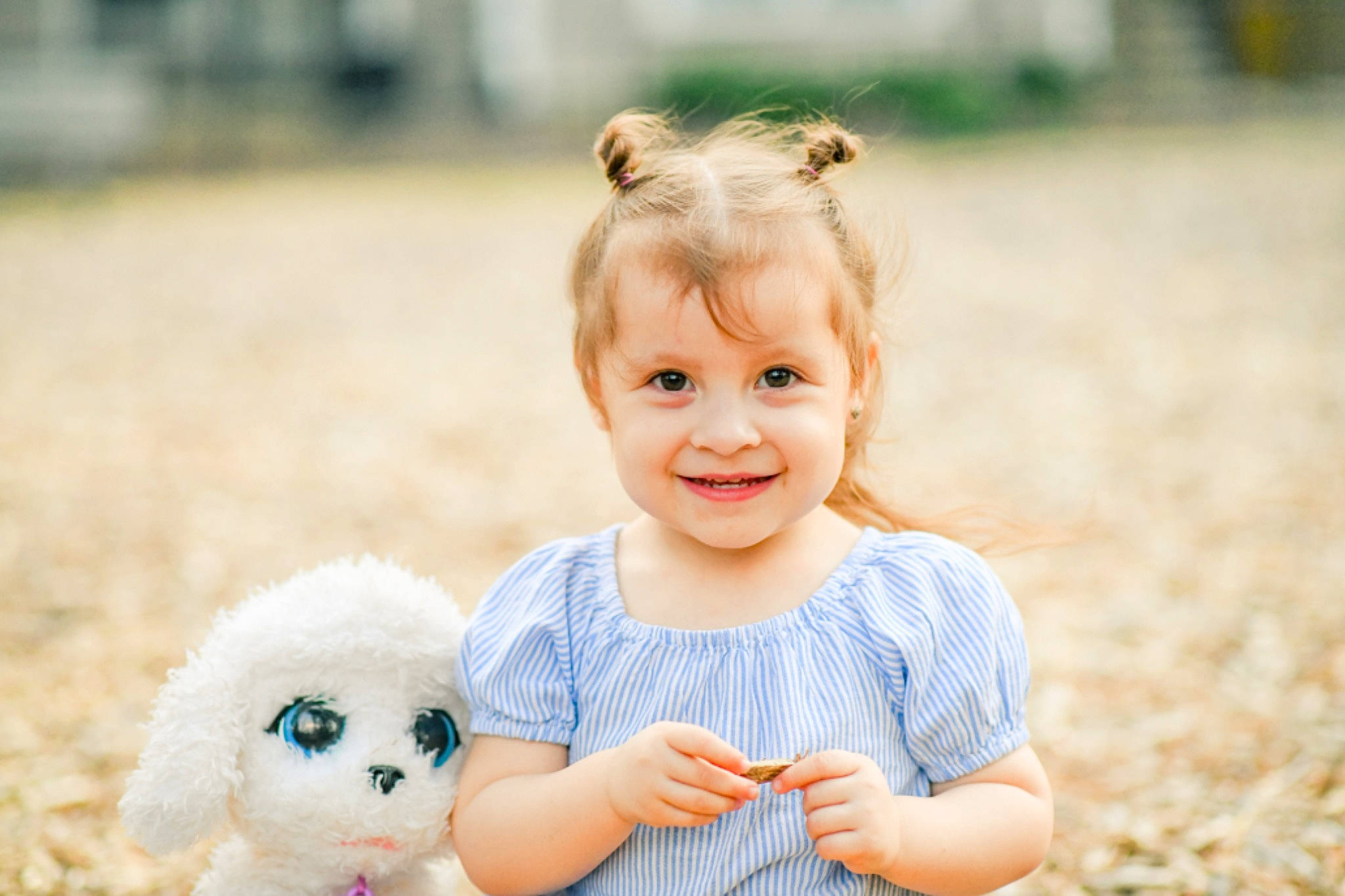 Juliana is registered to the contest to win money with this photo: baby, blond, cheek, child, eye, face, family, grass, happy, joy, people, person, photograph, photography, play, portrait, portrait_photography, skin, smile, snapshot