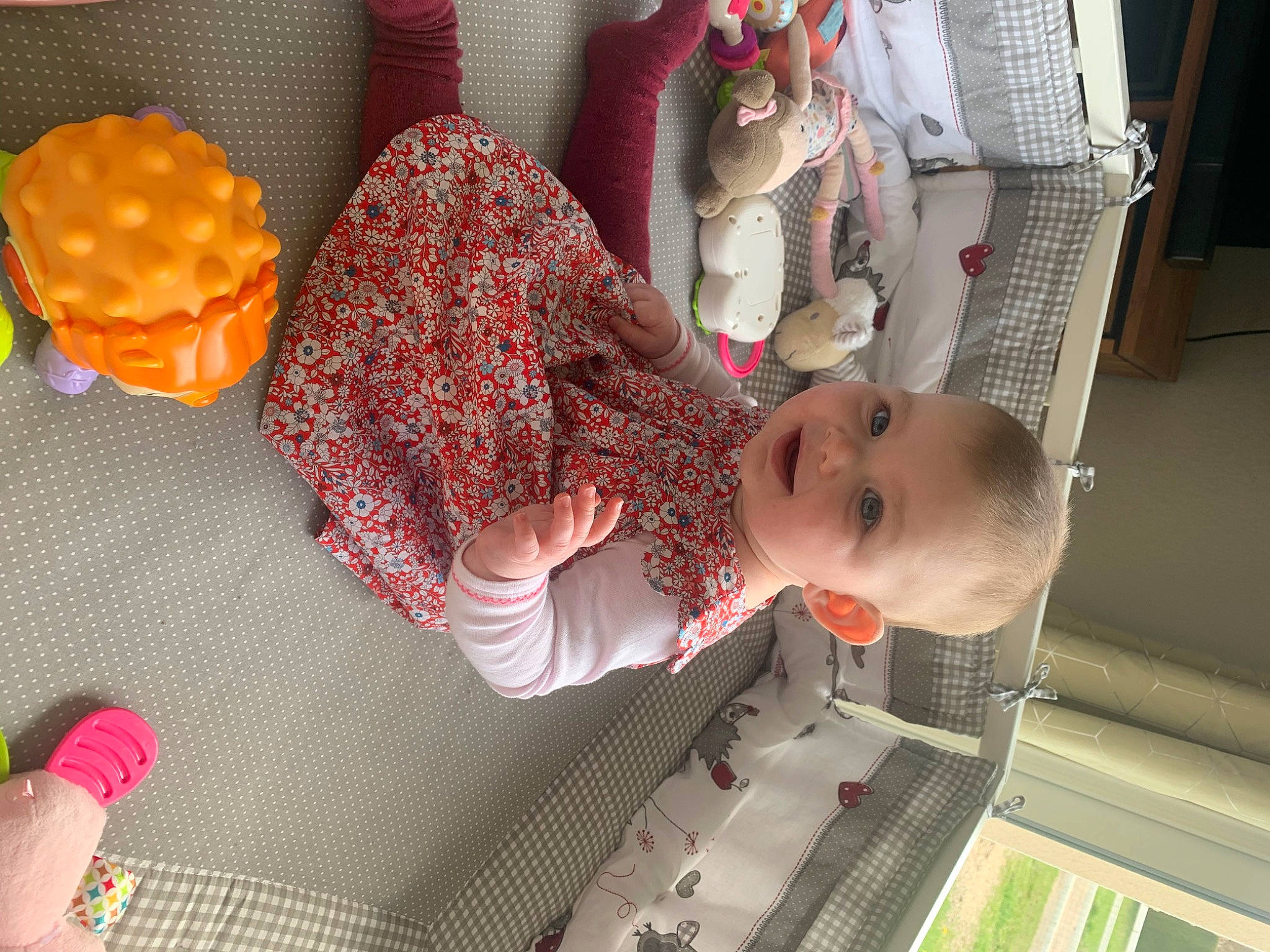 Kélia a rejoint le concours — aidez-le/la à gagner de superbes lots ! baby, baby_products, baby_safety, baby_toddler_clothing, child, comfort, flooring, human_body, linens, pattern, person, room, textile, toddler