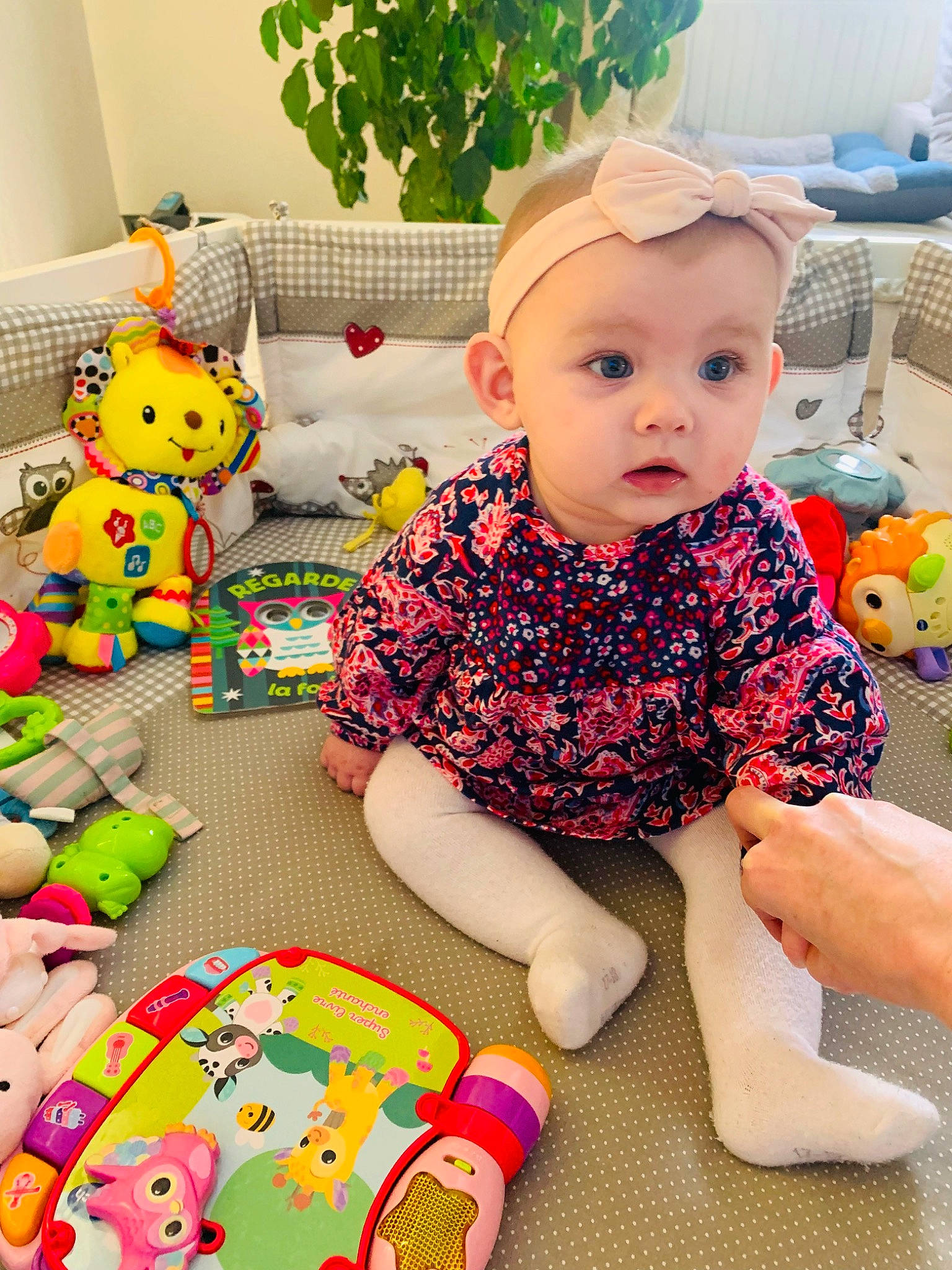 Kélia a rejoint le concours — aidez-le/la à gagner de superbes lots ! baby, baby_playing_with_toys, baby_toddler_clothing, child, fun, happy, houseplant, pattern, person, plant, product, sitting, skin, sleeve, sock, stuffed_toy, t_shirt, textile, toddler, toy