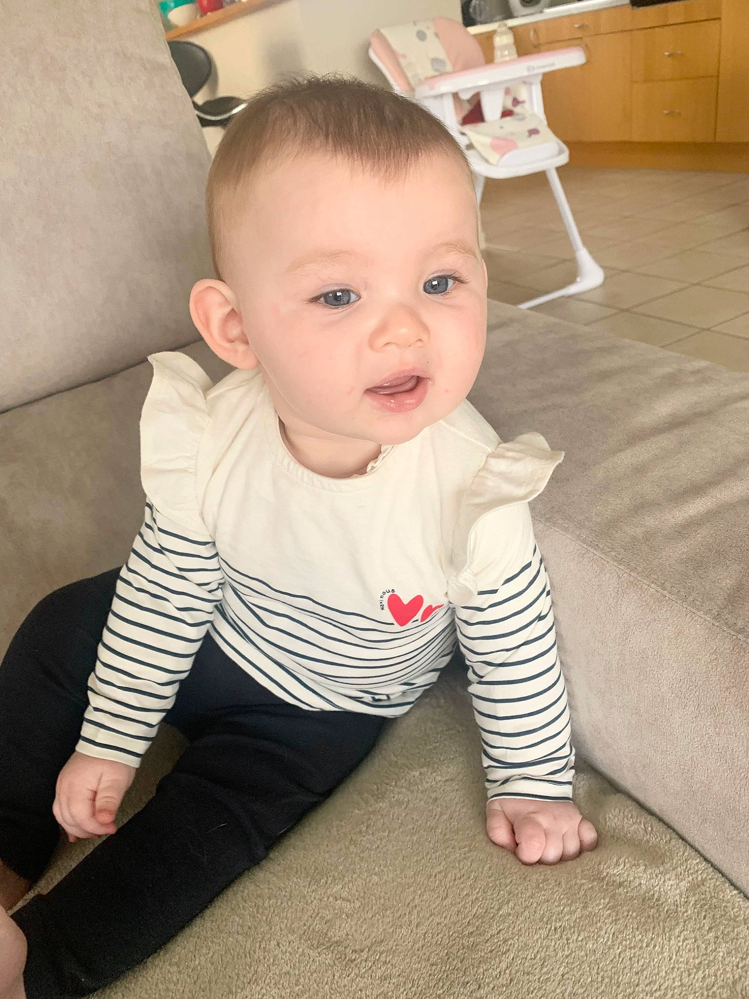 Kélia a rejoint le concours — aidez-le/la à gagner de superbes lots ! baby, baby_toddler_clothing, chair, cheek, child, comfort, face, floor, flooring, head, joint, leg, pattern, person, sitting, skin, sleeve, standing, t_shirt, toddler