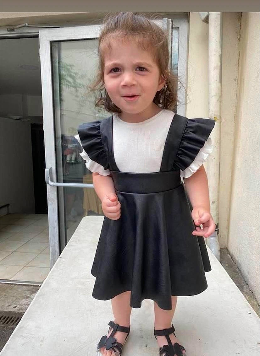 Nell a rejoint le concours — aidez-le/la à gagner de superbes lots ! baby_toddler_clothing, clothing, day_dress, dress, electric_blue, footwear, formal_wear, hair, knee, neck, pattern, person, sandal, shoe, sleeve, smile, street_fashion, toddler, trunk, uniform