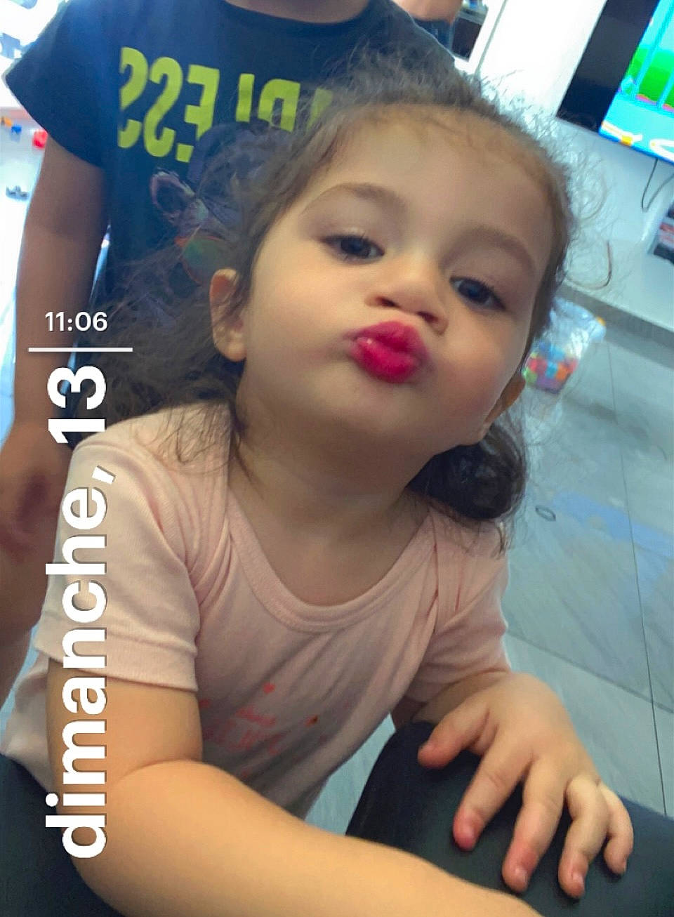 Nell a rejoint le concours — aidez-le/la à gagner de superbes lots ! chair, child, chin, cool, elbow, eyebrow, eyelash, finger, flooring, fun, gesture, hairstyle, happy, neck, person, skin, sleeve, snapshot, t_shirt, television