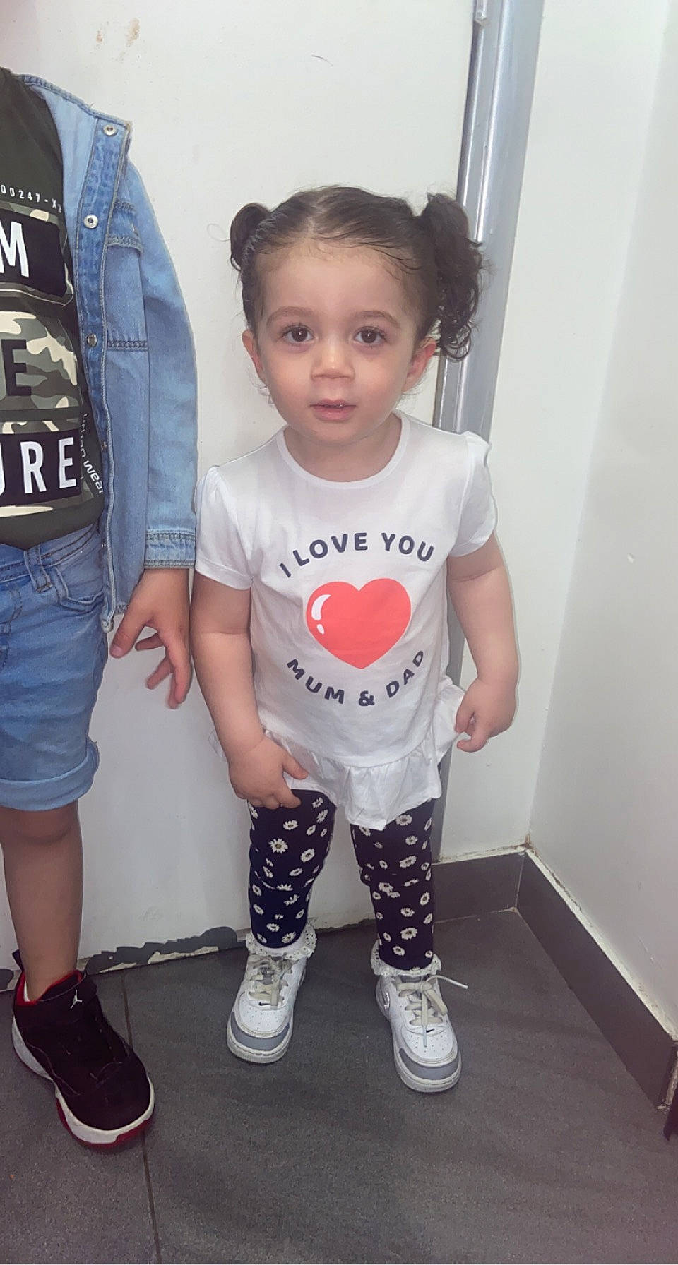 Nell a rejoint le concours — aidez-le/la à gagner de superbes lots ! baby_toddler_clothing, clothing, cool, face, footwear, fun, hairstyle, joint, knee, leg, person, shoe, shorts, sleeve, sneakers, sportswear, standing, t_shirt, thigh, toddler