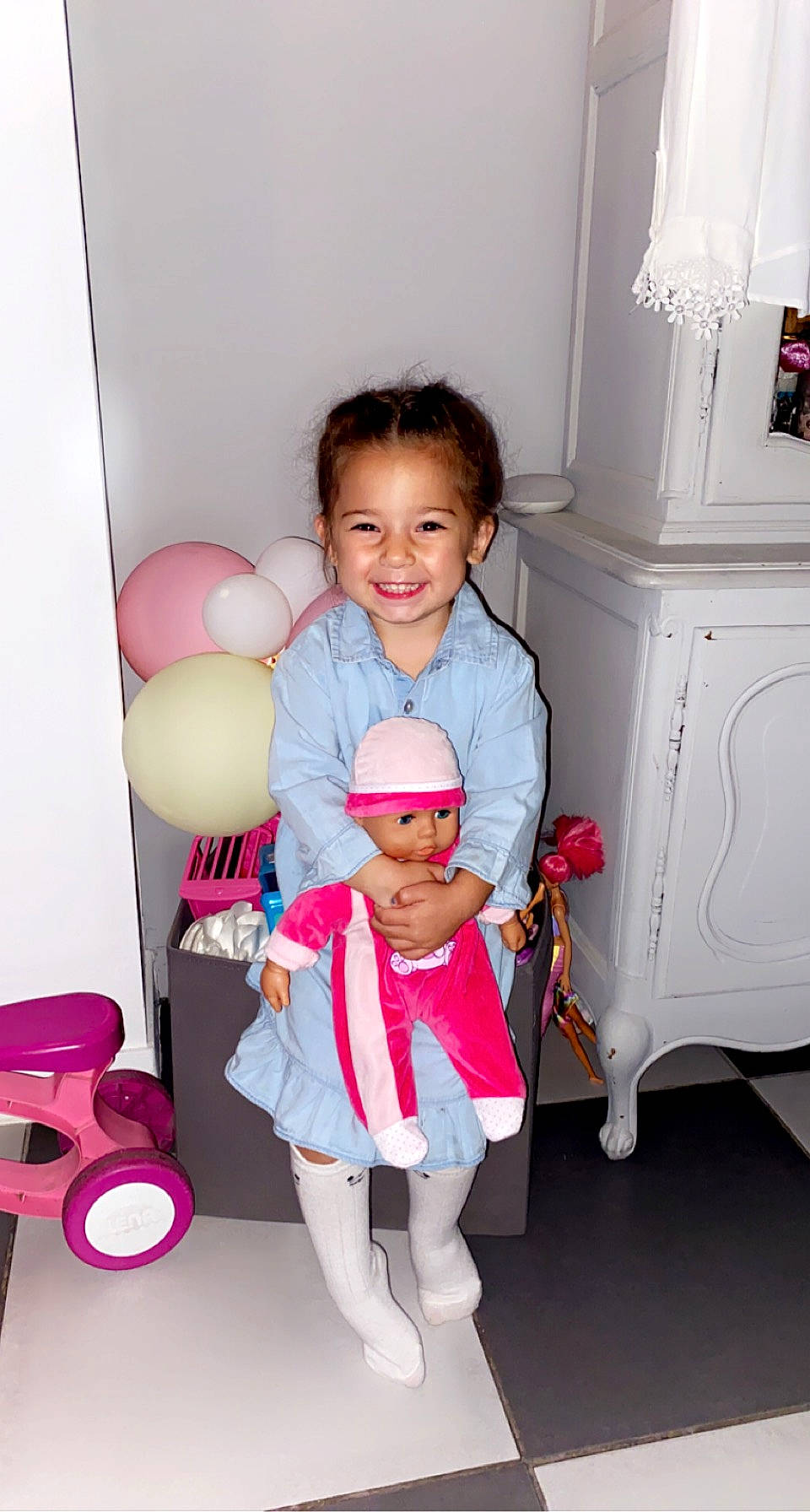 Giulia participe au concours pour gagner de l'argent avec cette photo : baby_toddler_clothing, balloon, beauty, child, comfort, floor, flooring, fun, happy, hat, joy, magenta, person, pink, purple, room, skin, smile, snapshot, standing