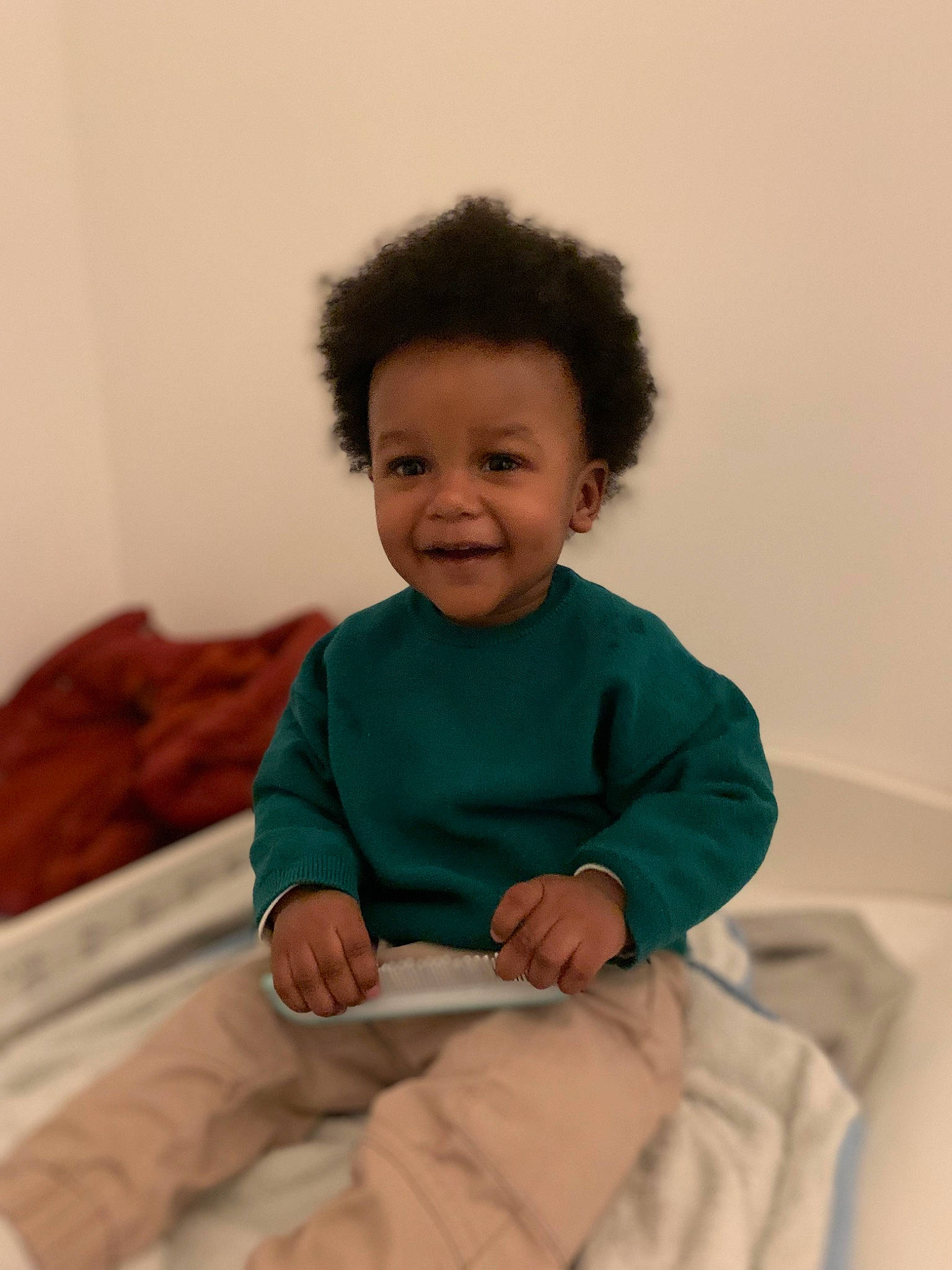 Athan a rejoint le concours — aidez-le/la à gagner de superbes lots ! arm, baby, baby_toddler_clothing, cheek, child, chin, comfort, elbow, eye, face, gesture, hairstyle, happy, person, sitting, skin, sleeve, smile, standing, t_shirt