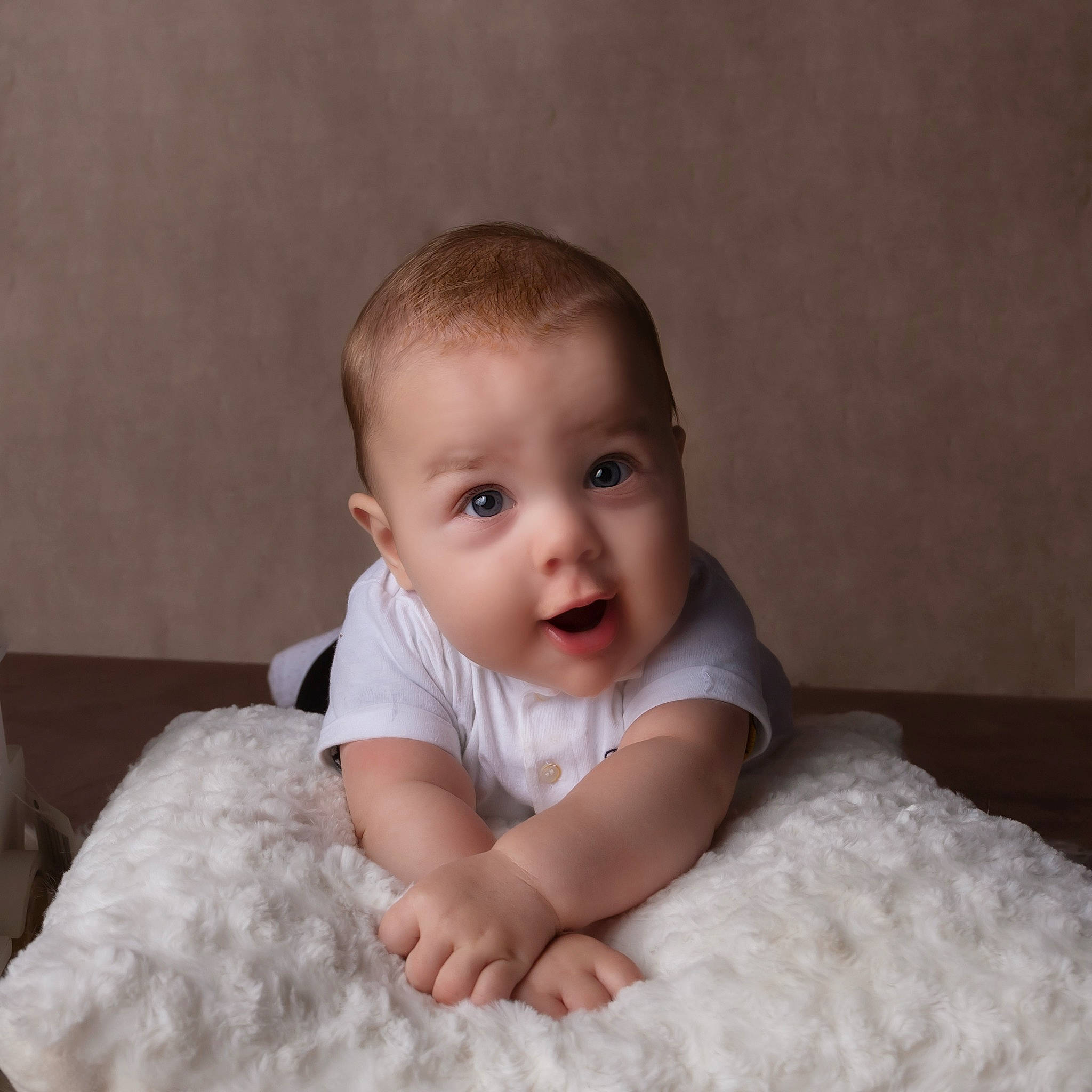 Kenzo a rejoint le concours — aidez-le/la à gagner de superbes lots ! baby, baby_toddler_clothing, cheek, child, comfort, flash_photography, flooring, fun, fur, happy, linens, pattern, person, portrait, portrait_photography, room, sitting, sleeve, smile, surprise