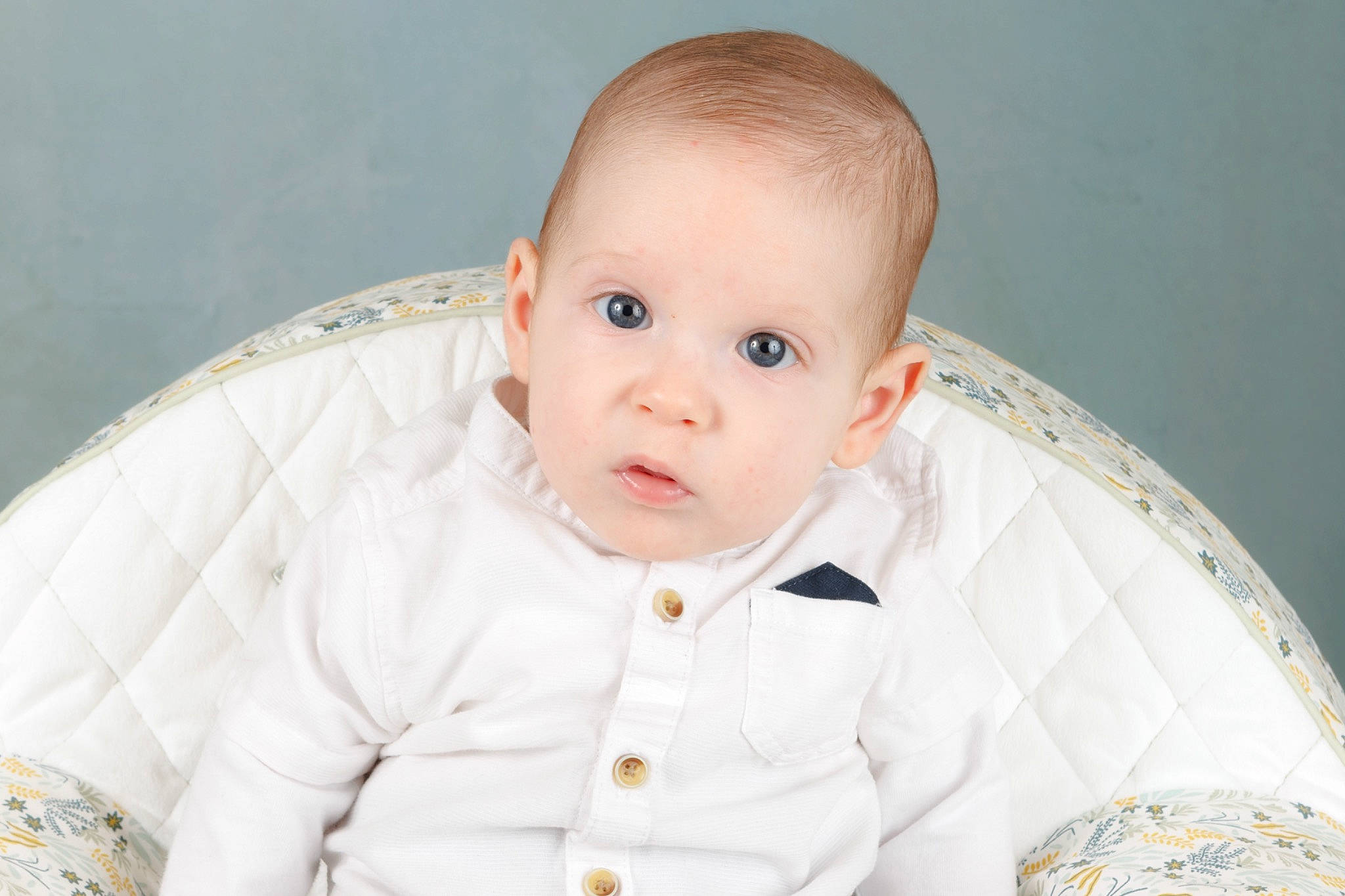 Eïden a rejoint le concours — aidez-le/la à gagner de superbes lots ! baby, baby_toddler_clothing, cheek, child, chin, collar, comfort, dress_shirt, eye, eyelash, happy, iris, linens, nose, pattern, person, sitting, skin, sleeve, toddler