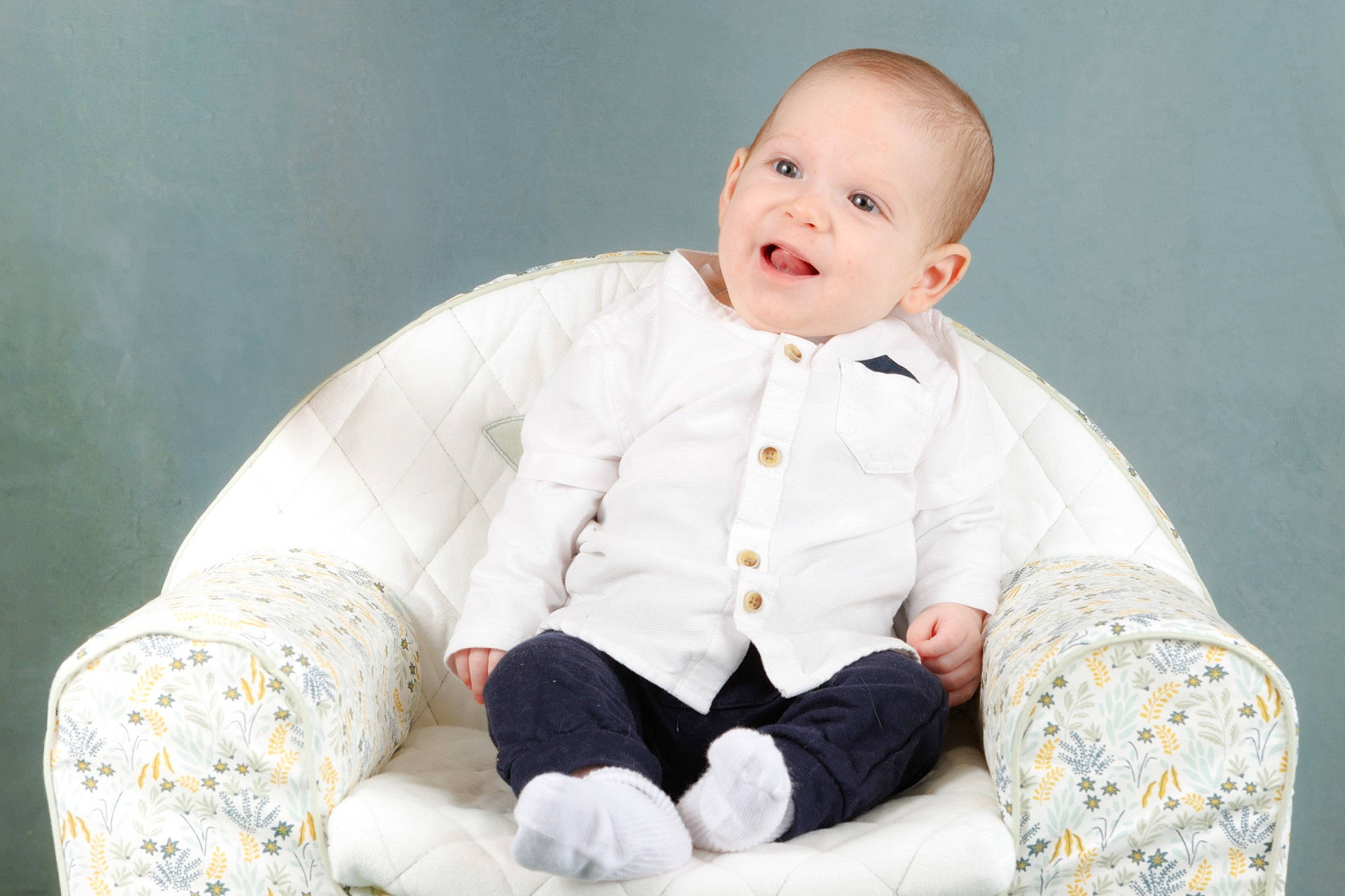 Eïden a rejoint le concours — aidez-le/la à gagner de superbes lots ! baby, baby_toddler_clothing, carmine, child, collar, comfort, eye, formal_wear, fur, happy, human_body, knee, laugh, linens, pattern, person, portrait_photography, sitting, sleeve, smile