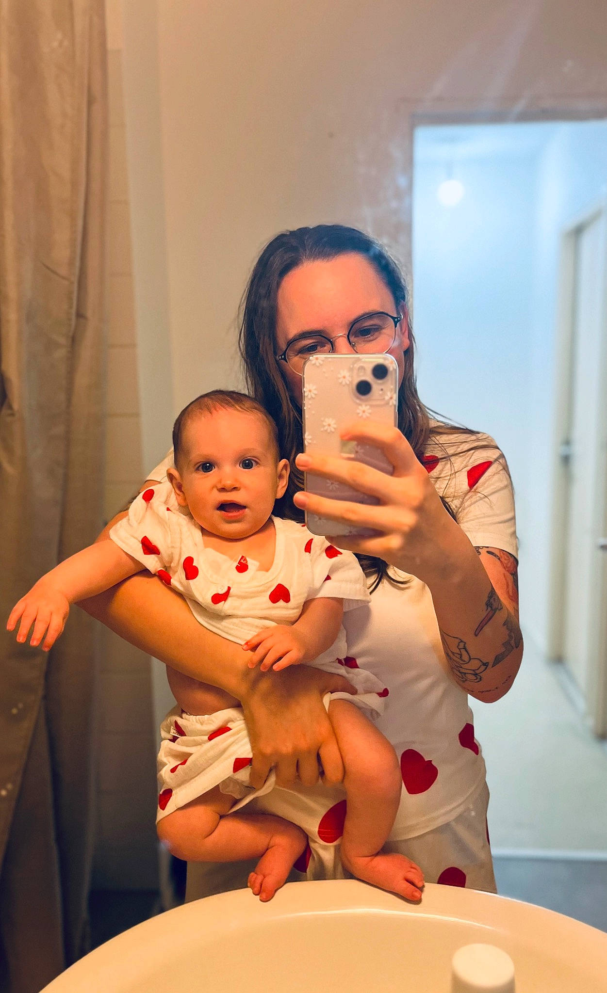 Eïden participe au concours pour gagner de l'argent avec cette photo : abdomen, arm, baby, child, curtain, event, fashion_design, fun, hand, happy, interaction, party, person, plate, room, sitting, skin, surprise, table, tableware