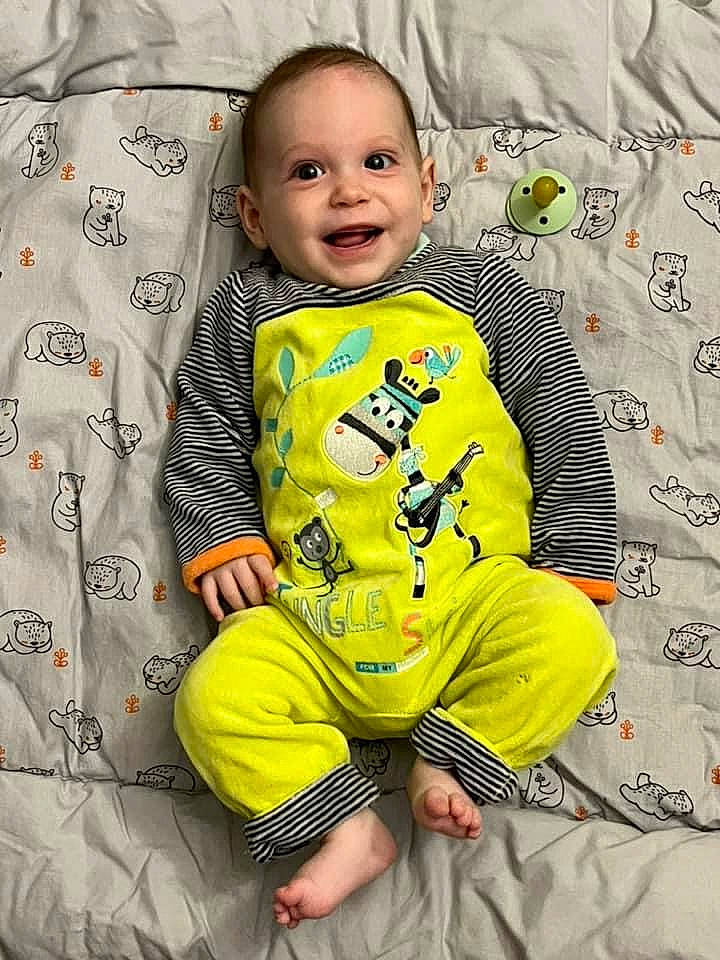 Eïden participe au concours pour gagner de l'argent avec cette photo : baby, baby_toddler_clothing, child, comfort, face, hairstyle, happy, joy, linens, outerwear, pattern, person, photograph, product, skin, sleeve, smile, sportswear, t_shirt, toddler