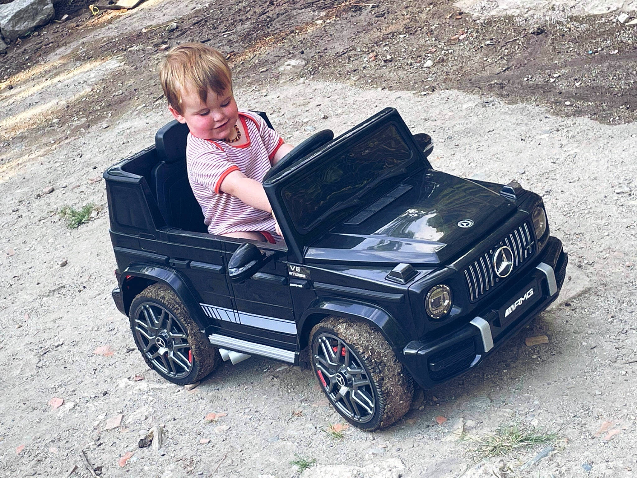 Ethann a rejoint le concours — aidez-le/la à gagner de superbes lots ! alloy_wheel, automotive_design, automotive_exterior, automotive_lighting, automotive_tire, bumper, car, fender, grille, hood, hubcap, motor_vehicle, person, rim, synthetic_rubber, tire, tread, vehicle, vehicle_door, wheel