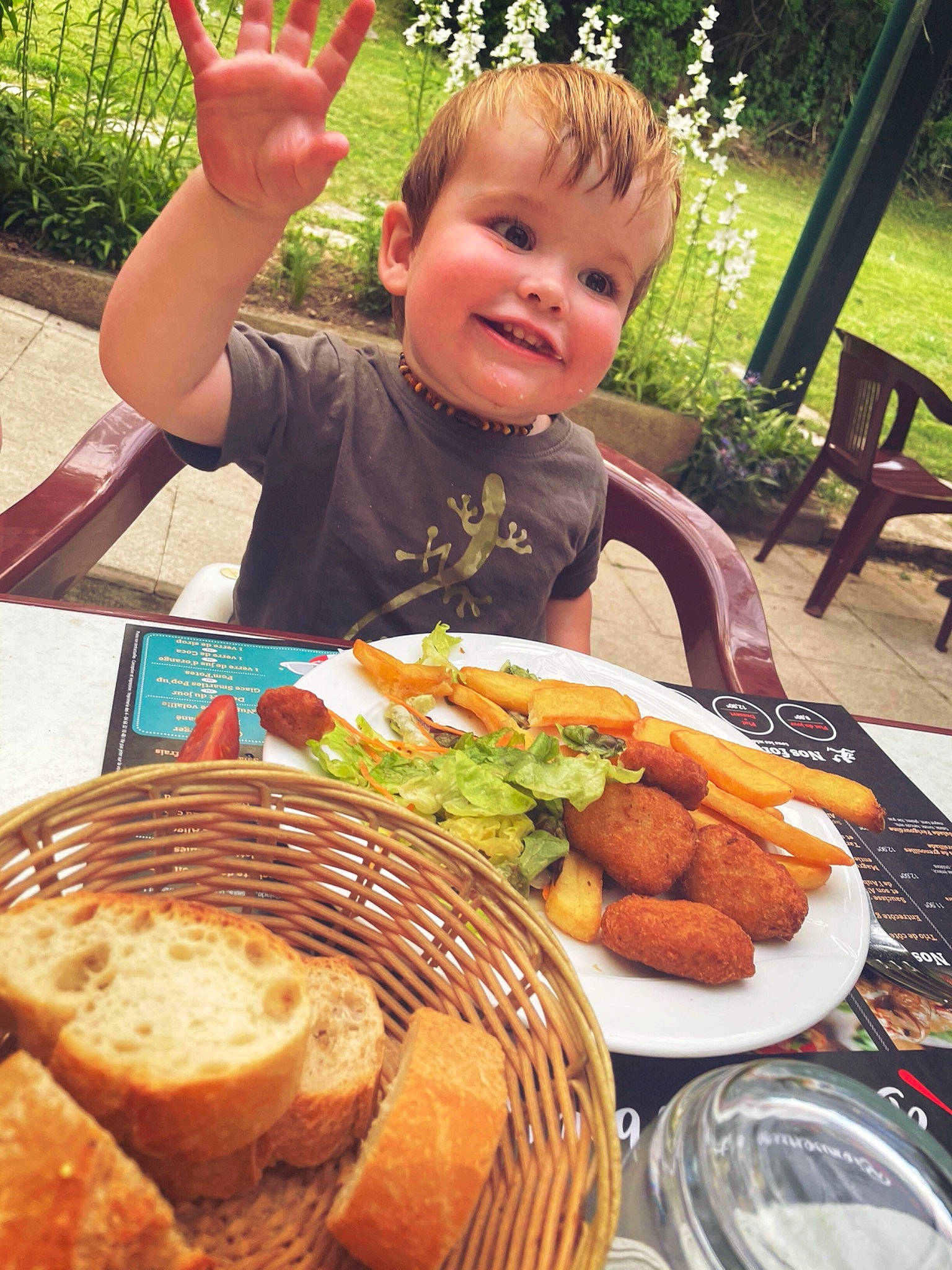 Ethann participe au concours pour gagner de l'argent avec cette photo : chair, cuisine, cutlet, dish, food, food_craving, happy, ingredient, joy, junk_food, meat, person, plant, plate, produce, recipe, sharing, sliced_bread, smile, table