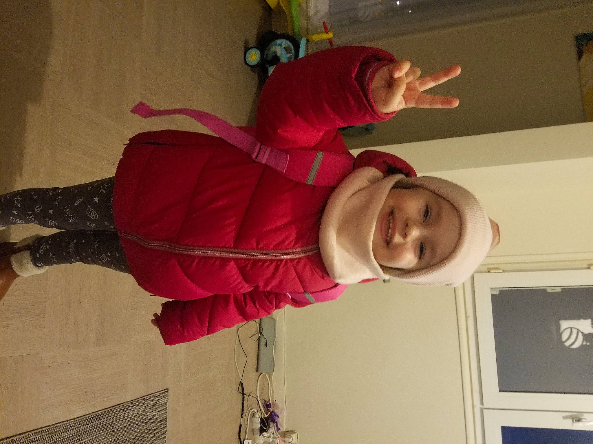 Alexandra participe au concours pour gagner de l'argent avec cette photo : baseball_cap, boot, cap, cool, costume, headwear, joy, laugh, person, throat, tooth