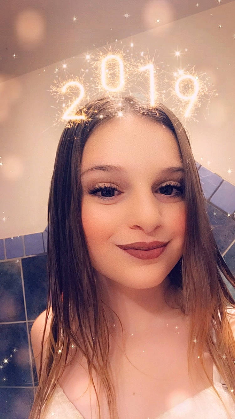 Deborah participe au concours pour gagner de l'argent avec cette photo : beauty, brown_hair, eyebrow, eyelash, face, forehead, girl, hair_accessory, hair_coloring, hairstyle, head, headgear, headpiece, jewellery, joy, lip, long_hair, person, photo_shoot, smile