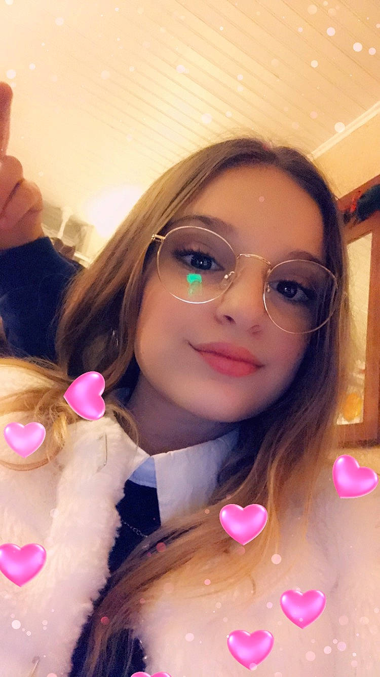 Deborah participe au concours pour gagner de l'argent avec cette photo : beauty, brown_hair, eyewear, fun, girl, glasses, lip, long_hair, person, pink, product, selfie, sunglasses, vision_care