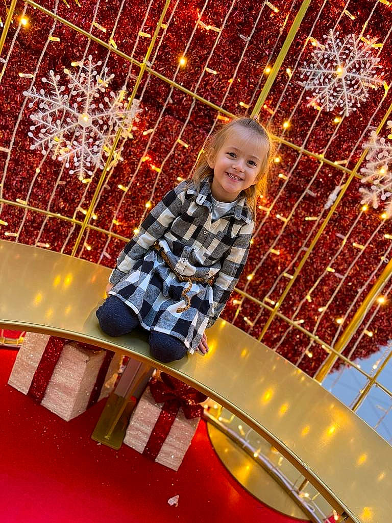 Malohë participe au concours pour gagner de l'argent avec cette photo : ceiling, child, city, entertainment, event, flooring, fun, happy, holiday, joy, leisure, light, magenta, night, pattern, person, plaid, recreation, smile, space