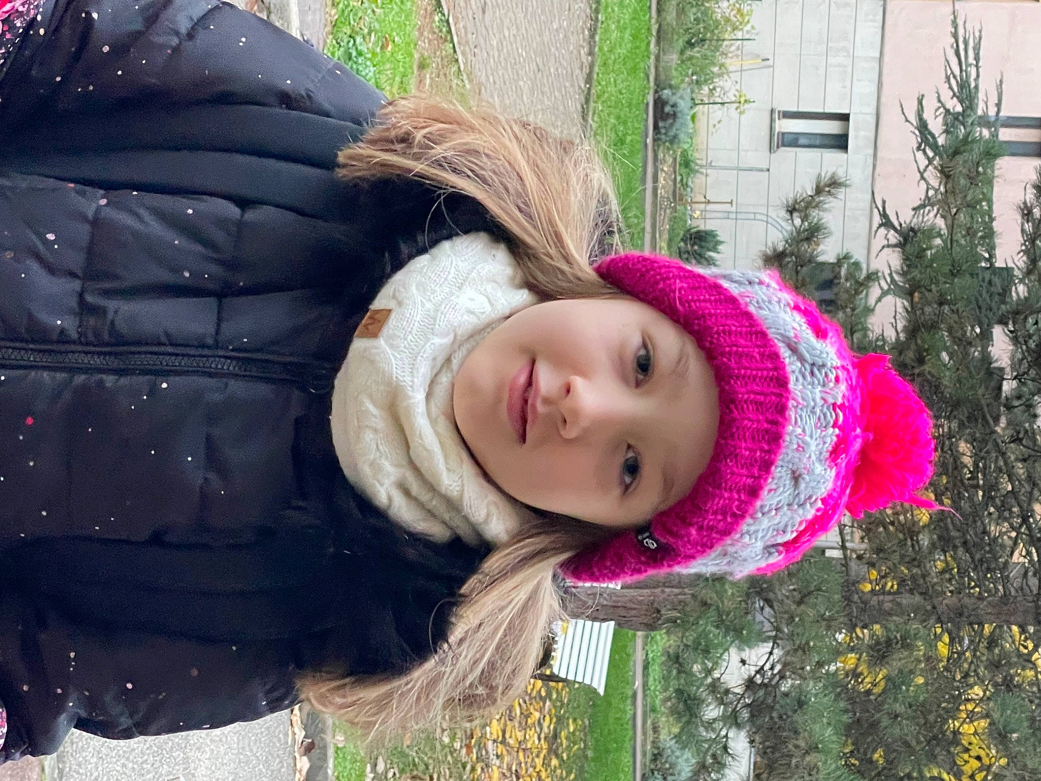 Albane a rejoint le concours — aidez-le/la à gagner de superbes lots ! beauty, botany, clothing, grass, happy, headwear, jacket, leaf, magenta, organ, outerwear, people_in_nature, person, photograph, pink, plant, smile, snapshot, textile, tree