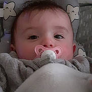 Kaïna a rejoint le concours — aidez-le/la à gagner de superbes lots ! baby, pacifier, blanket, knitted_clothing, cushion, star_pattern, face, infant, hand, indoor, closeup, child, sleeping_area, soft_toy, comfort, cute, young_child, portrait, resting, warm