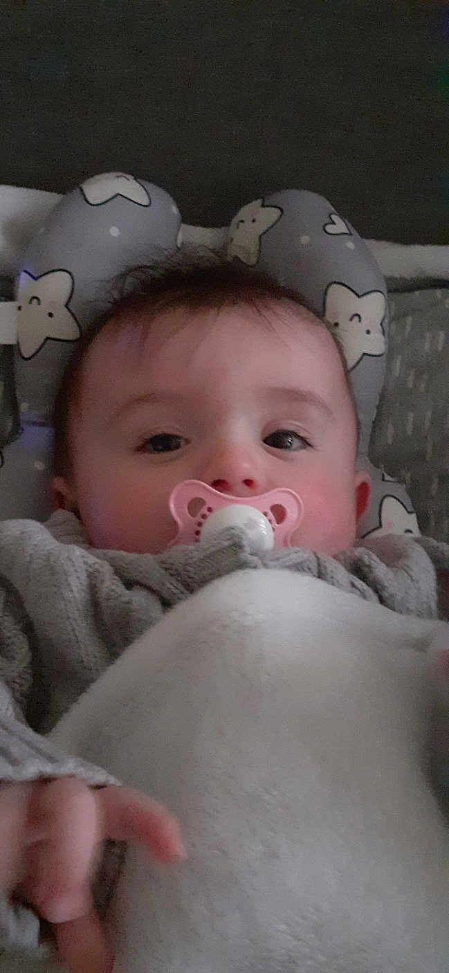 Kaïna a rejoint le concours — aidez-le/la à gagner de superbes lots ! baby, pacifier, blanket, knitted_clothing, cushion, star_pattern, face, infant, hand, indoor, closeup, child, sleeping_area, soft_toy, comfort, cute, young_child, portrait, resting, warm