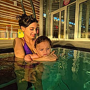 Kays a rejoint le concours — aidez-le/la à gagner de superbes lots ! building, child, face, glass, hair, holding, indoor, play, pool, reflection, relaxing, serious, sunlight, swimsuit, toddler, water, water_reflection, woman, wood_paneling, young_adult