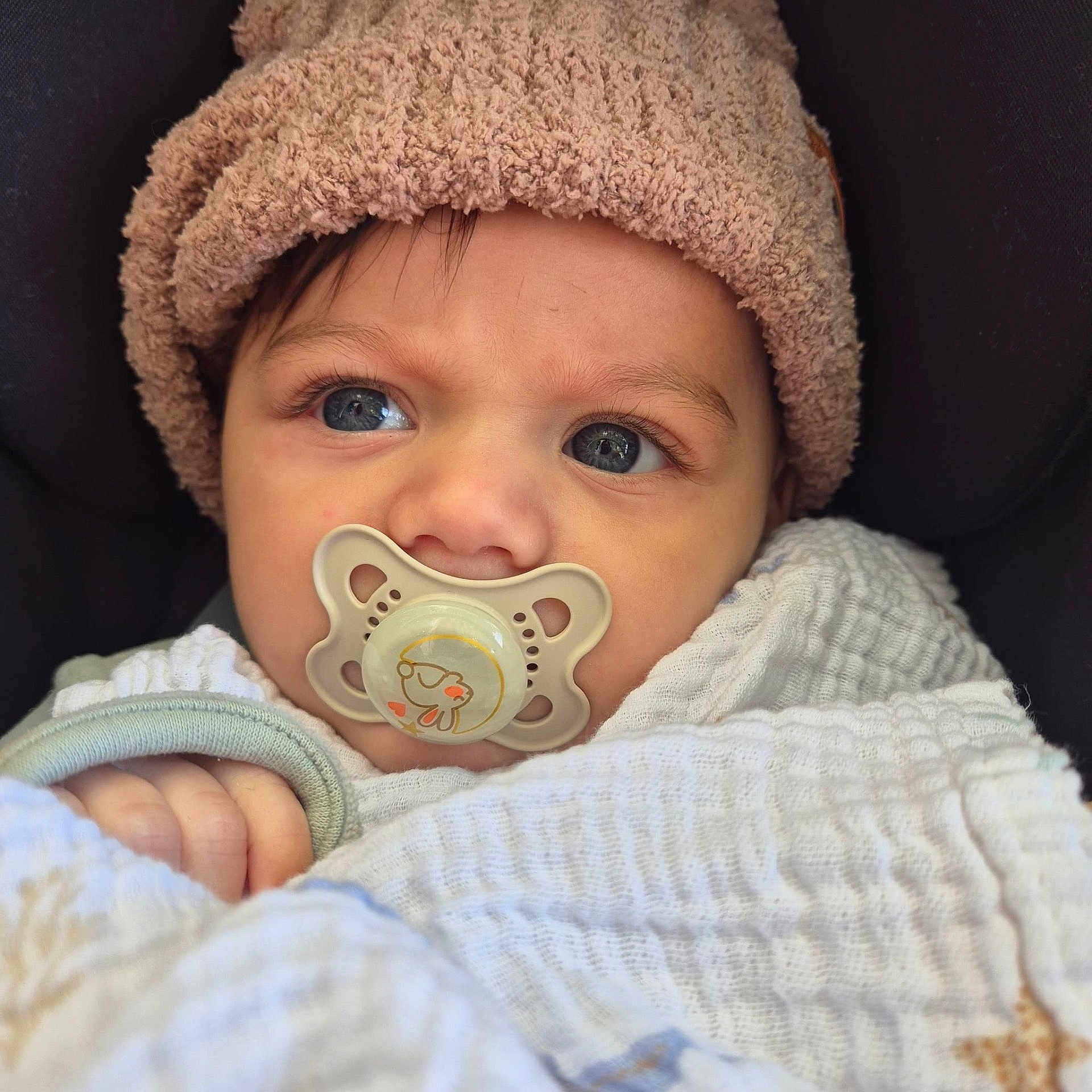 Kays a rejoint le concours — aidez-le/la à gagner de superbes lots ! baby, blanket, blue_eyes, child, closeup, cozy, cute, cute_baby, expression, face, hat, indoors, infant, newborn, pacifier, person, portrait, soft_texture, warm, wrapped