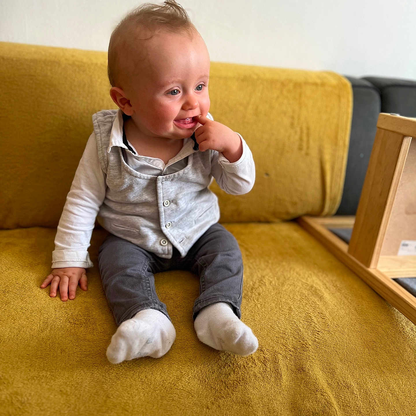 Mylan a rejoint le concours — aidez-le/la à gagner de superbes lots ! baby, child, clothing, couch, curious, cute, expression, face, furniture, hand, indoor, infant, long_sleeve_shirt, person, portrait, sitting, socks, vest, wooden_frame, yellow_couch