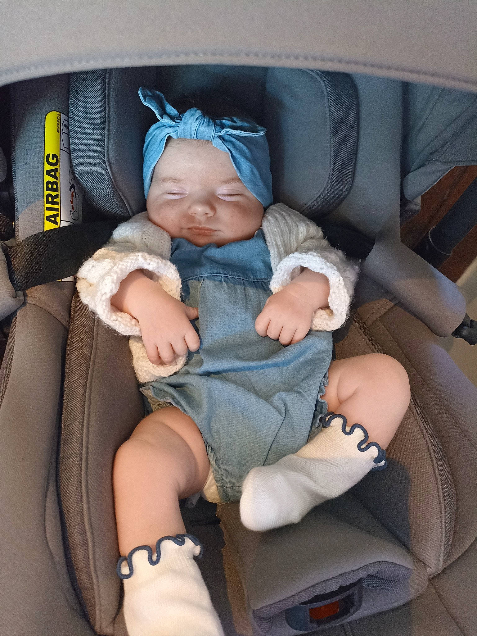 Alba participe au concours pour gagner de l'argent avec cette photo : auto_part, baby, baby_carriage, baby_in_car_seat, baby_products, baby_sleeping, baby_toddler_clothing, car_seat, child, comfort, human_leg, knee, lap, leg, person, personal_luxury_car, seat_belt, service, sitting, thigh