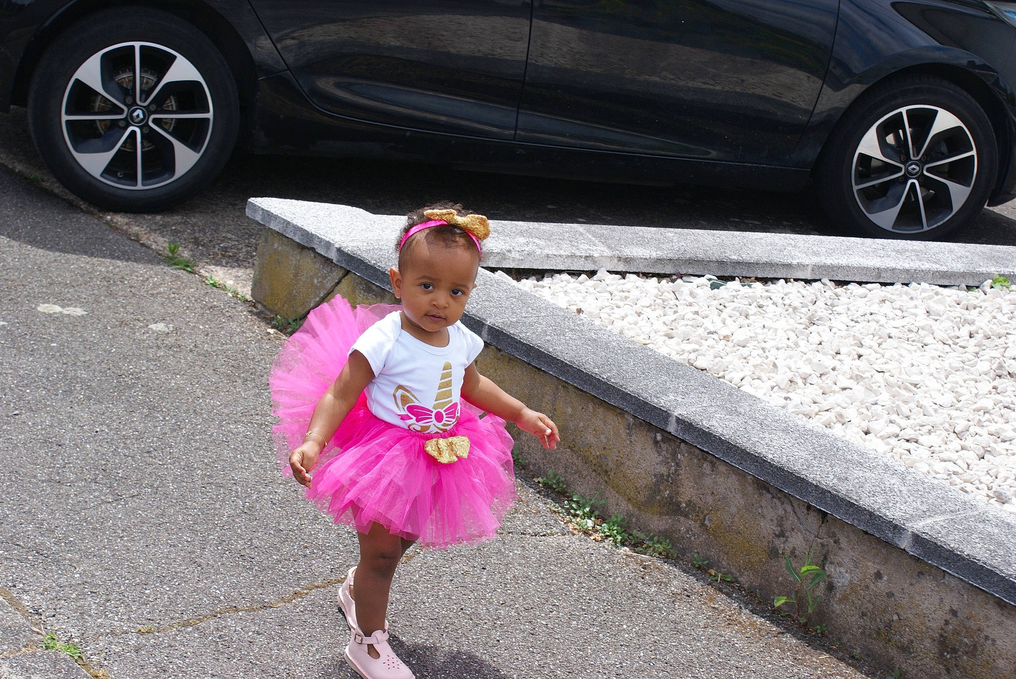 Maëva Nyota participe au concours pour gagner de l'argent avec cette photo : car, child, city_car, compact_car, family_car, hatchback, person, pink, vacation, vehicle, vehicle_door