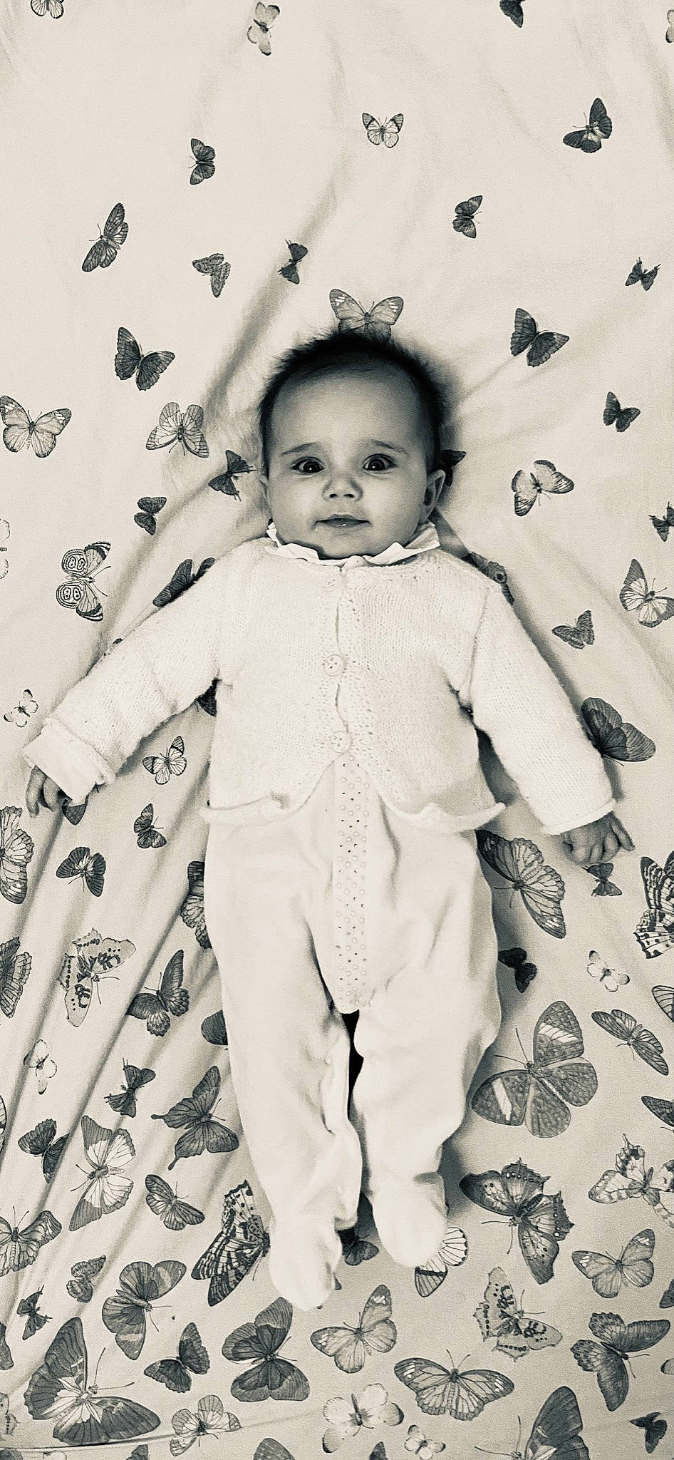 Emmy participe au concours pour gagner de l'argent avec cette photo : baby_toddler_clothing, black_and_white, child, fashion_design, gesture, hair, happy, head, human_body, monochrome, monochrome_photography, outerwear, pattern, person, photograph, sleeve, standing, style, toddler, vintage_clothing