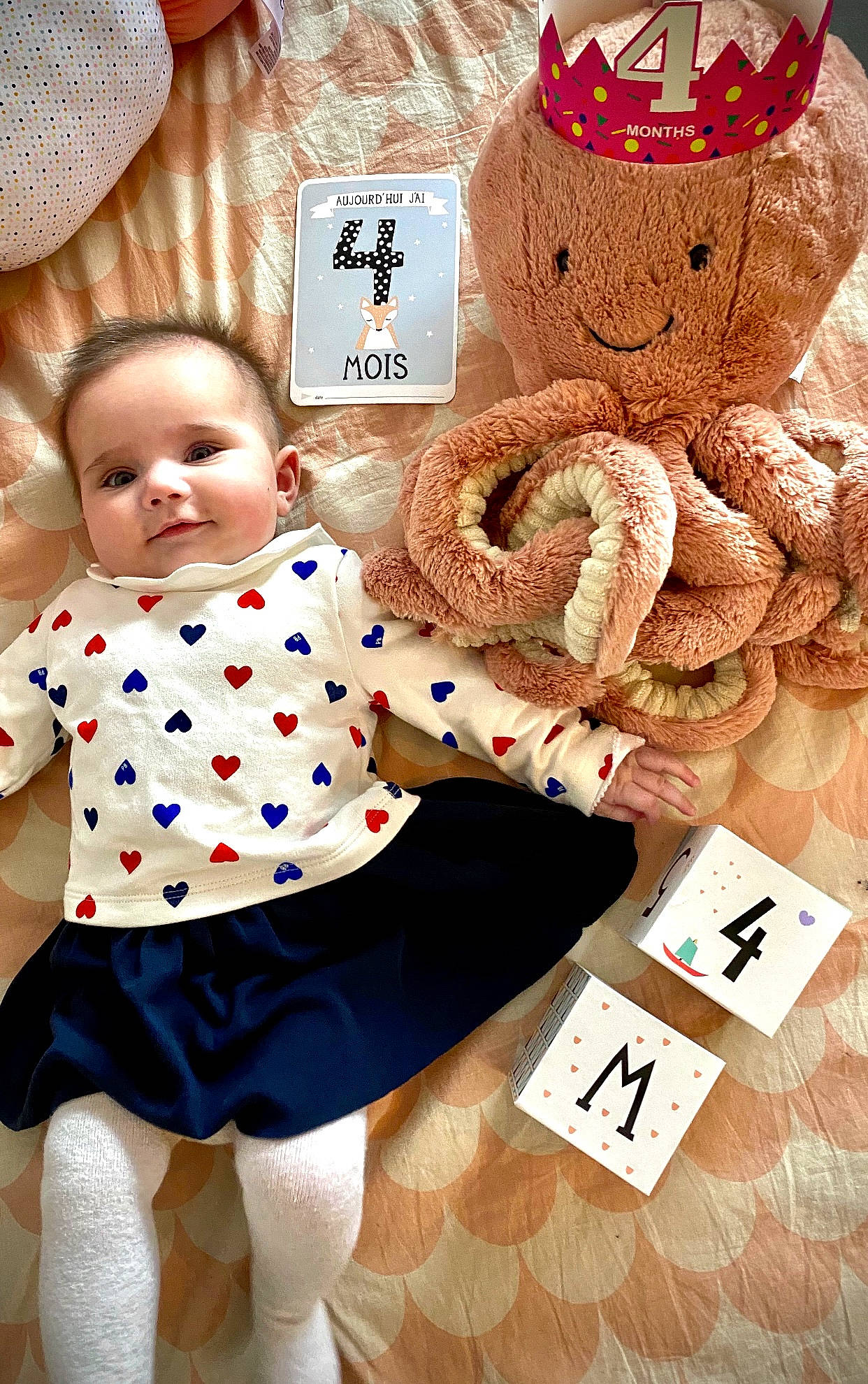 Emmy a rejoint le concours — aidez-le/la à gagner de superbes lots ! baby, baby_toddler_clothing, child, electric_blue, happy, human_leg, knee, organ, pattern, person, plaid, polka_dot, sleeve, smile, snack, sock, textile, thigh, toddler, toy