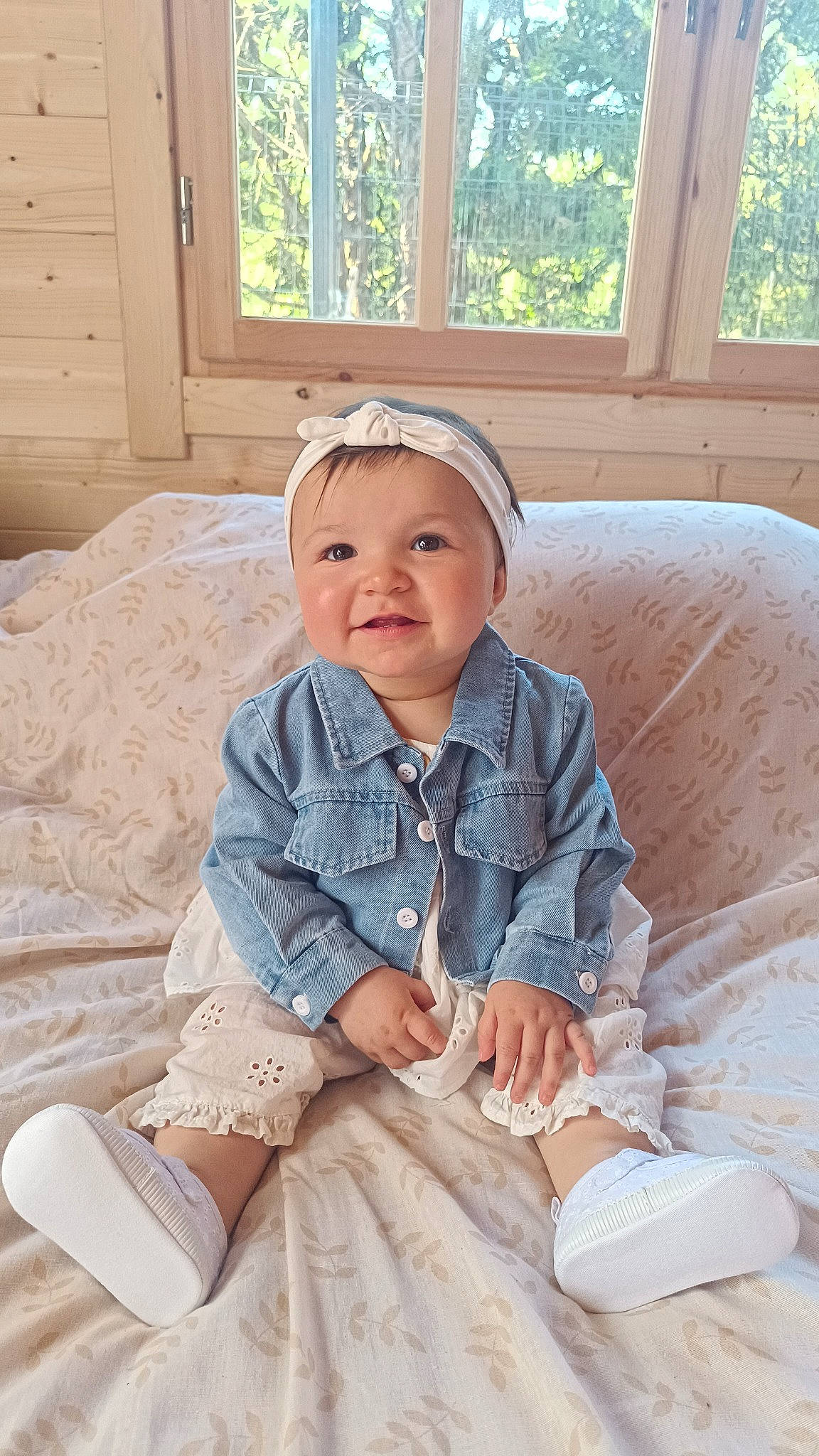 Rihanna participe au concours pour gagner de l'argent avec cette photo : baby_toddler_clothing, blond, child, comfort, door, eye, facial_expression, fun, grass, hairstyle, happy, headwear, pattern, person, sitting, skin, sleeve, smile, toddler, white