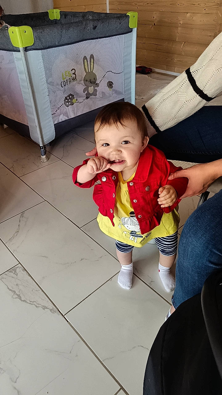 Rihanna a rejoint le concours — aidez-le/la à gagner de superbes lots ! baby, baby_toddler_clothing, chair, child, comfort, floor, flooring, fun, happy, human_leg, leg, person, product, room, sitting, skin, sleeve, smile, sock, thigh