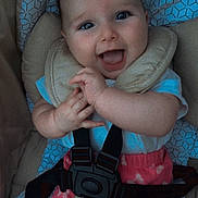 éléna participe au concours pour gagner de l'argent avec cette photo : baby, infant, smiling, happy, car_seat, seatbelt, clothing, pink_pants, patterned, blue_shirt, hands, face, eyes, cute, child, indoor, safety, comfort, baby_girl, closeup