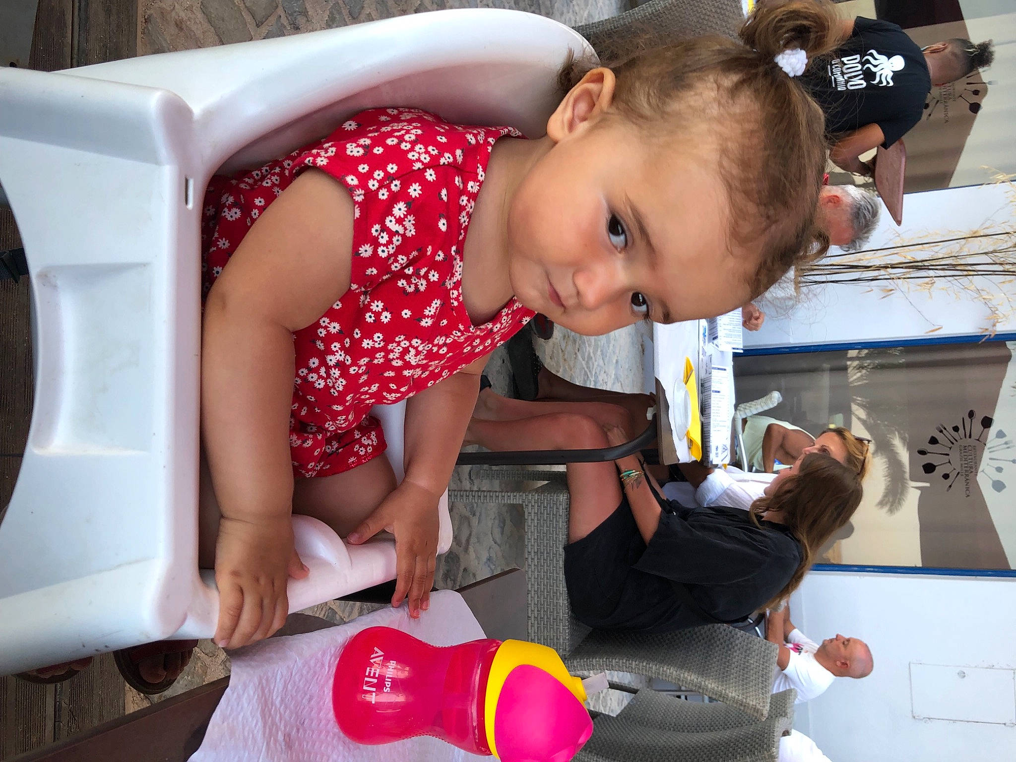 Giulia a rejoint le concours — aidez-le/la à gagner de superbes lots ! carmine, chair, child, event, fun, hair, hairstyle, happy, head, leisure, person, photograph, product, red, room, sitting, smile, snapshot, t_shirt, toddler