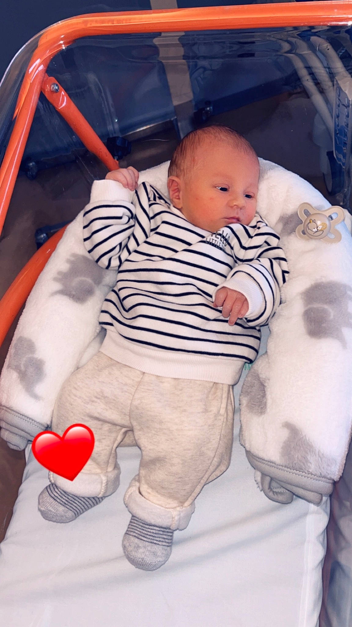 Simon participe au concours pour gagner de l'argent avec cette photo : baby, baby_toddler_clothing, balloon, carmine, child, comfort, design, finger, fun, mammal, motor_vehicle, pattern, person, product, sleeve, thumb, toddler, toy, vehicle_door, vertebrate