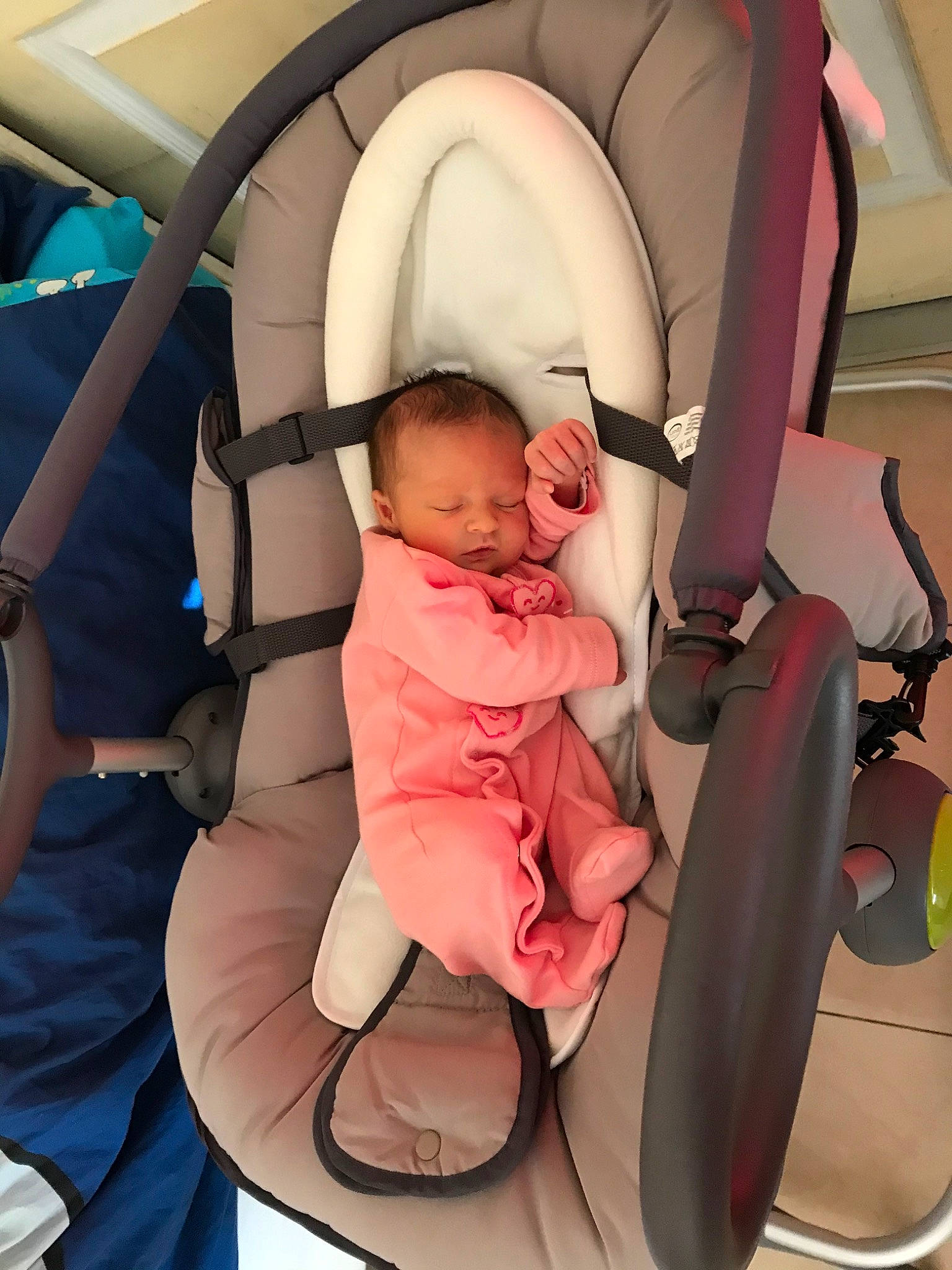 Louna participe au concours pour gagner de l'argent avec cette photo : baby, baby_carriage, baby_in_car_seat, baby_products, car_seat, child, comfort, person, product