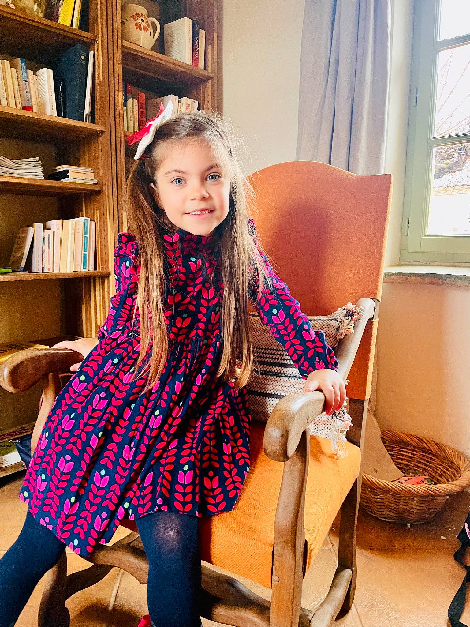 Clémence participe au concours pour gagner de l'argent avec cette photo : bookcase, curtain, day_dress, dress, electric_blue, fashion_design, human_leg, joy, knee, long_hair, neck, one_piece_garment, person, shelf, shoe, shoulder, sleeve, smile, textile, thigh