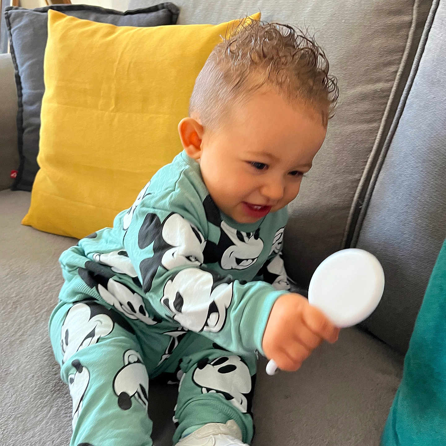 Nayann Moluh a rejoint le concours — aidez-le/la à gagner de superbes lots ! bodypart, boy, child, clothing, couch, cushion, cutlery, face, finger, furniture, hand, head, homedecor, male, person, photography, pillow, portrait, sitting, spoon