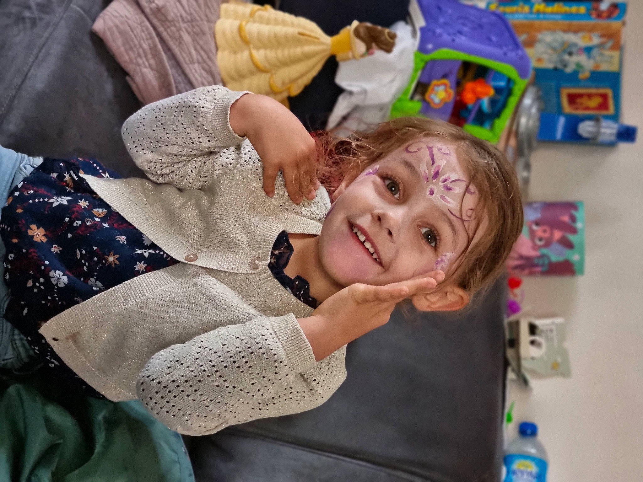 Arya a rejoint le concours — aidez-le/la à gagner de superbes lots ! baby, child, event, fun, gesture, happy, joy, laugh, pattern, person, room, smile, toddler