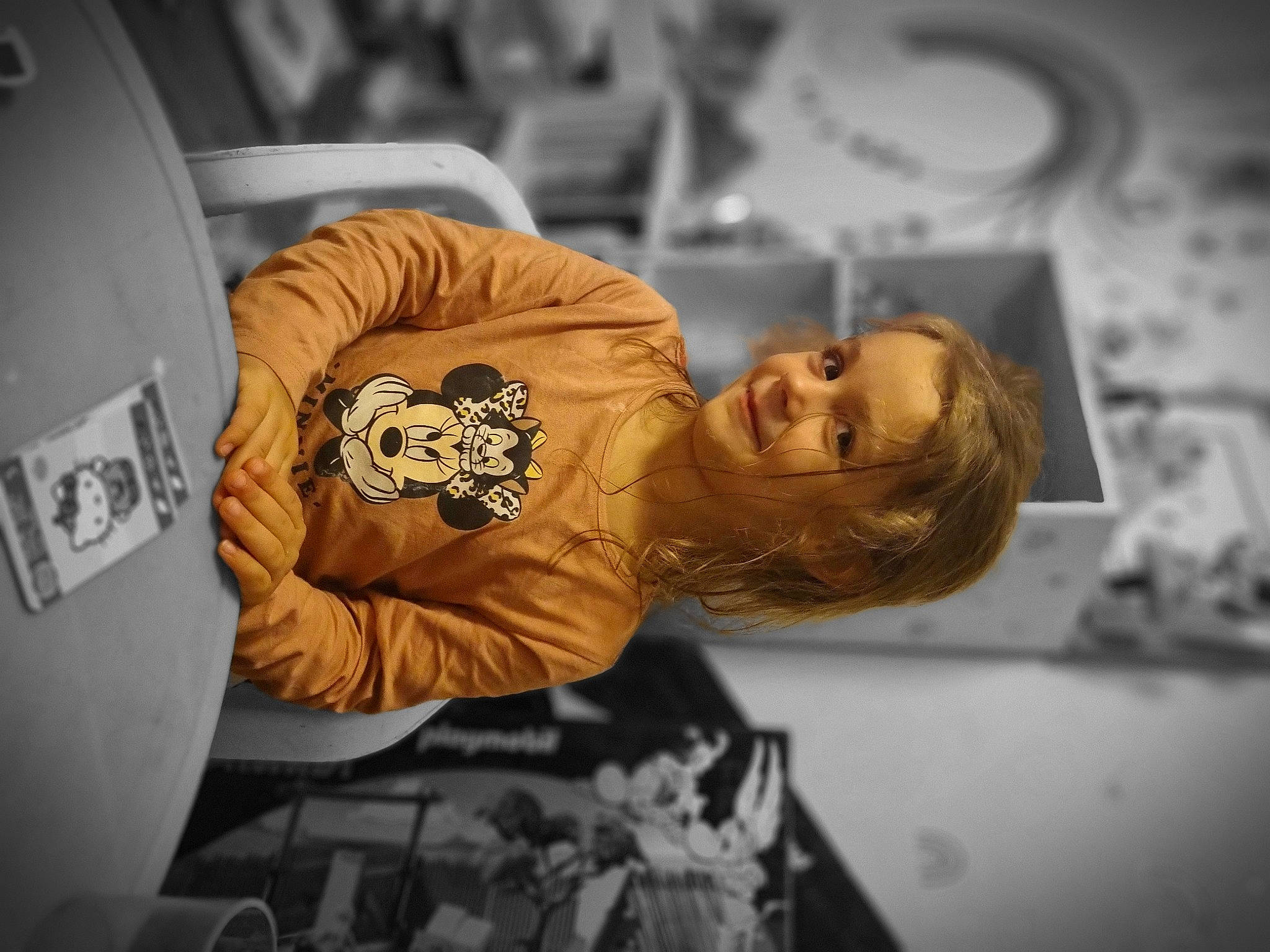 Arya participe au concours pour gagner de l'argent avec cette photo : art, automotive_design, child, font, joy, person, personal_protective_equipment, room, sculpture, sitting, sleeve, t_shirt, visual_arts, wood