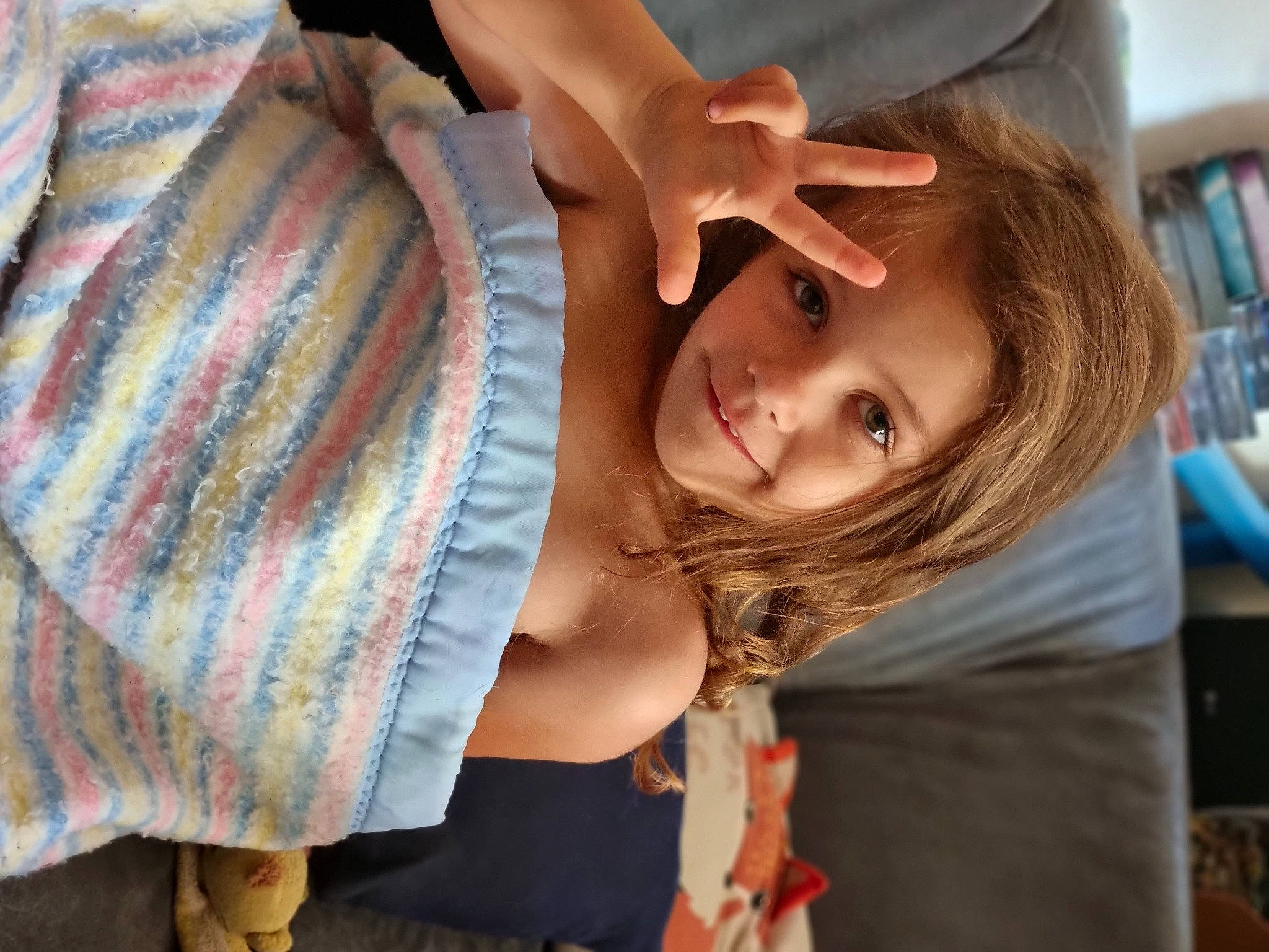 Arya a rejoint le concours — aidez-le/la à gagner de superbes lots ! abdomen, blond, brown_hair, chest, child, elbow, eyelash, flash_photography, fun, hair_coloring, happy, joy, leisure, long_hair, neck, pattern, person, plaid, portrait_photography, sitting