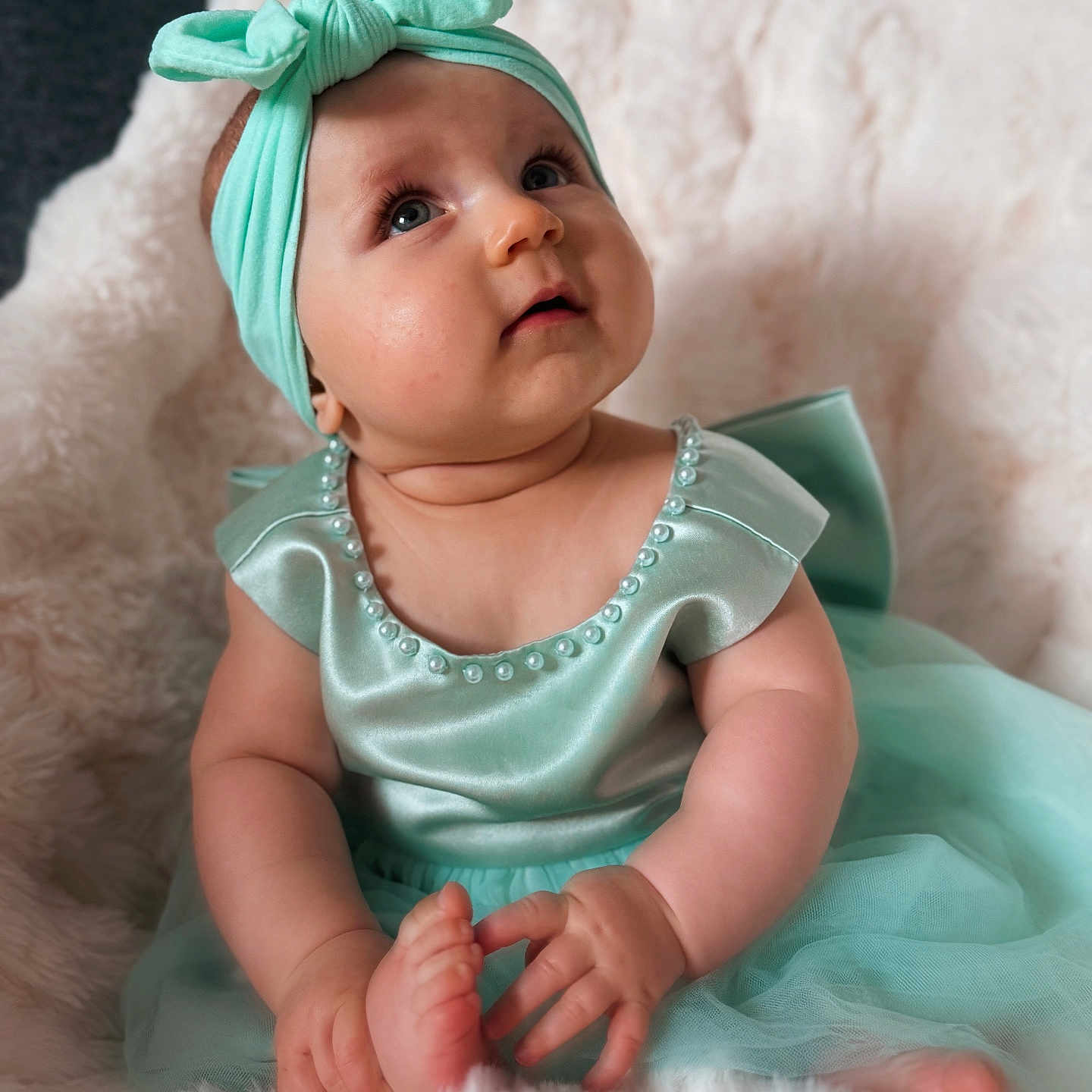Lyana a rejoint le concours — aidez-le/la à gagner de superbes lots ! baby, bow, child, chubby_cheeks, curious, cute, dress, feet, fluffy_blanket, hands, headband, indoors, infant, looking_up, mint_green, pearl, portrait, sitting, skin, soft_texture