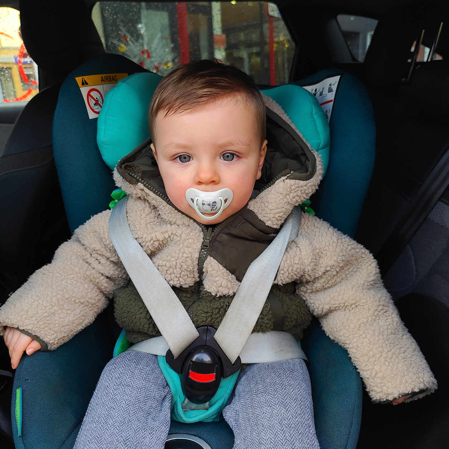 Noah participe au concours pour gagner de l'argent avec cette photo : accessories, baby, belt, car, car_interior, carseat, clothing, coat, cushion, face, hat, head, homedecor, jacket, person, photography, portrait, sitting, transportation, vehicle